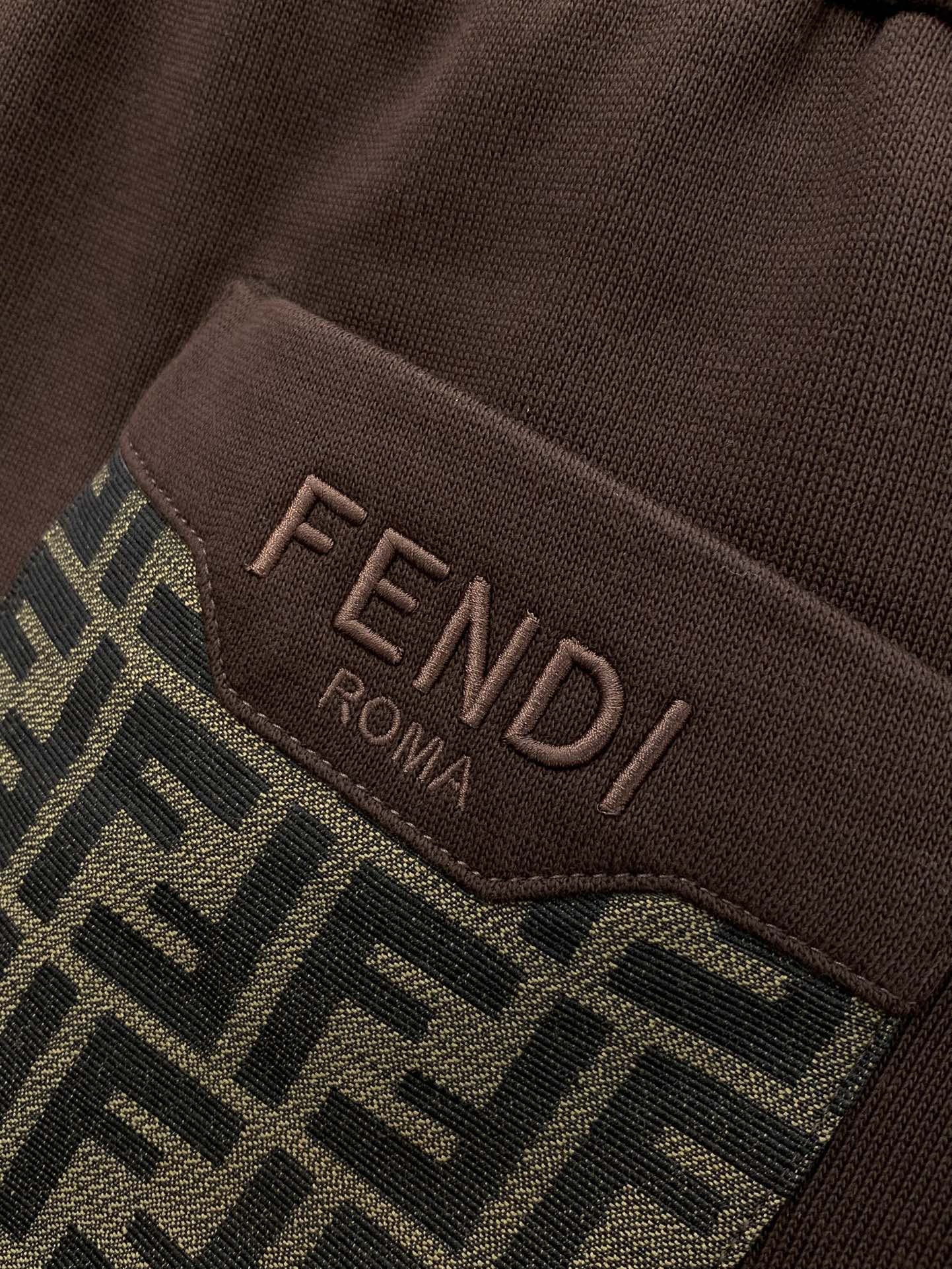，Fendi 芬迪，2025冬季最新品，专柜同步有售，原单狠货，时尚➕绒休闲裤，进口原版面料，舒适有弹性