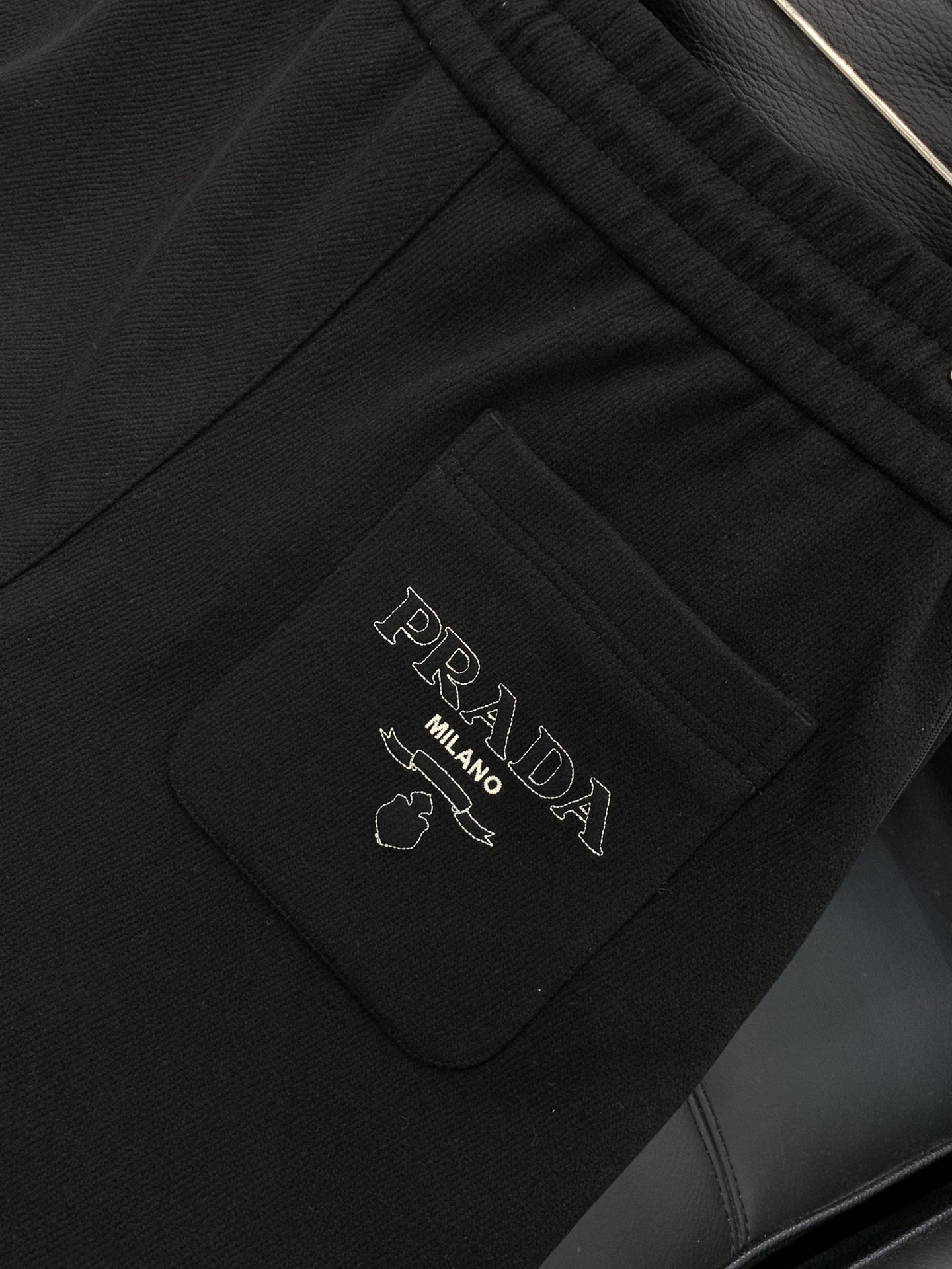 ，PRADA 普拉达，2025冬季最新品，专柜同步有售，时尚➕绒休闲裤，进口原版面料，做工极为复杂，唯一