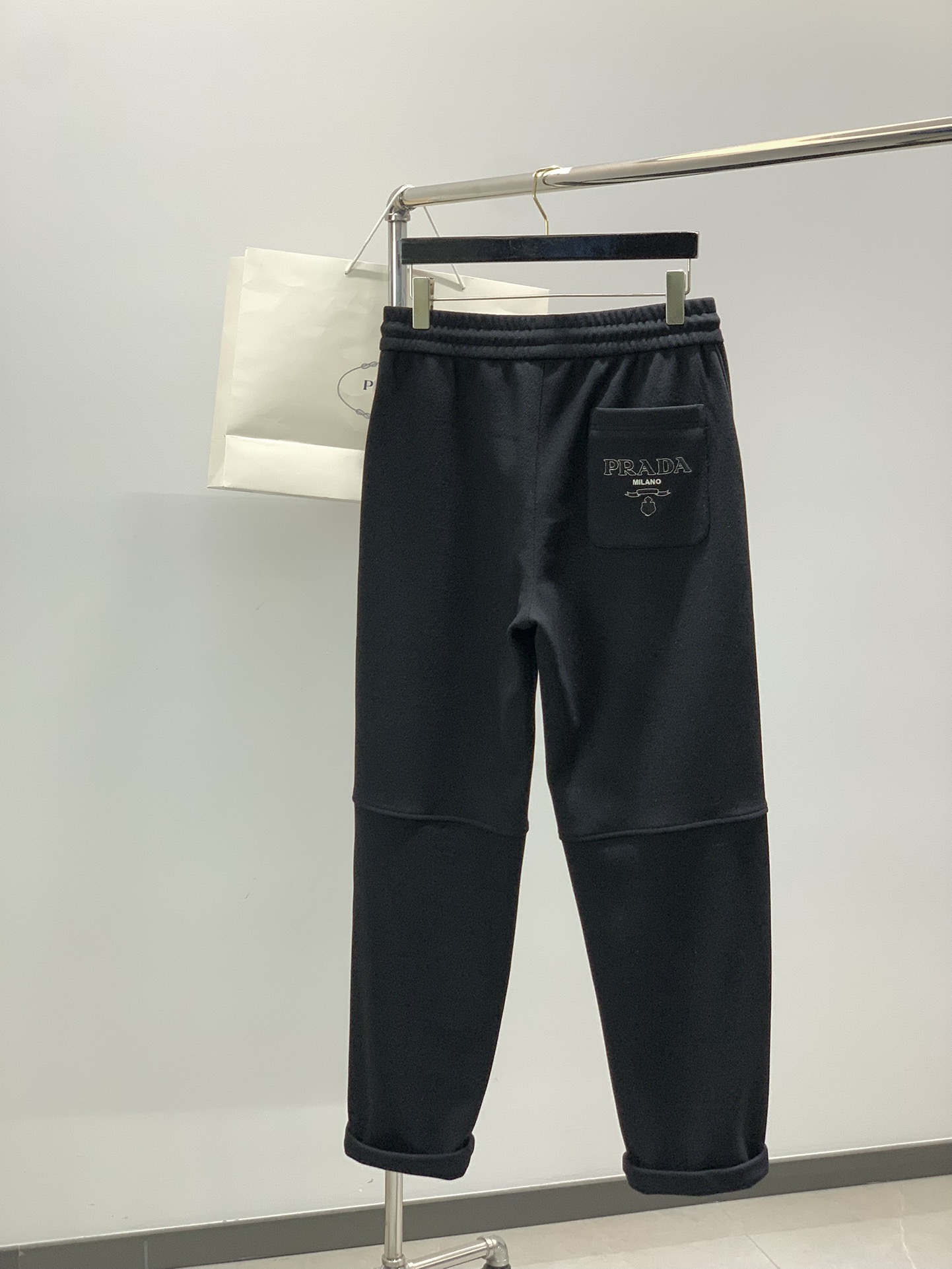 ，PRADA 普拉达，2025冬季最新品，专柜同步有售，时尚➕绒休闲裤，进口原版面料，做工极为复杂，唯一
