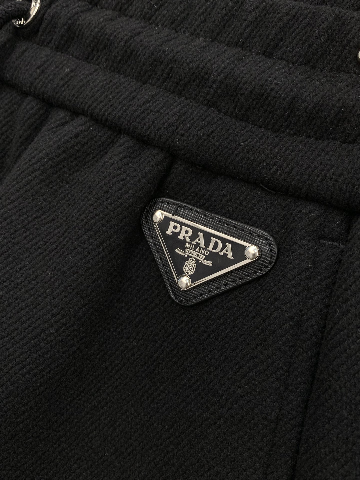，PRADA 普拉达，2025冬季最新品，专柜同步有售，时尚➕绒休闲裤，进口原版面料，做工极为复杂，唯一