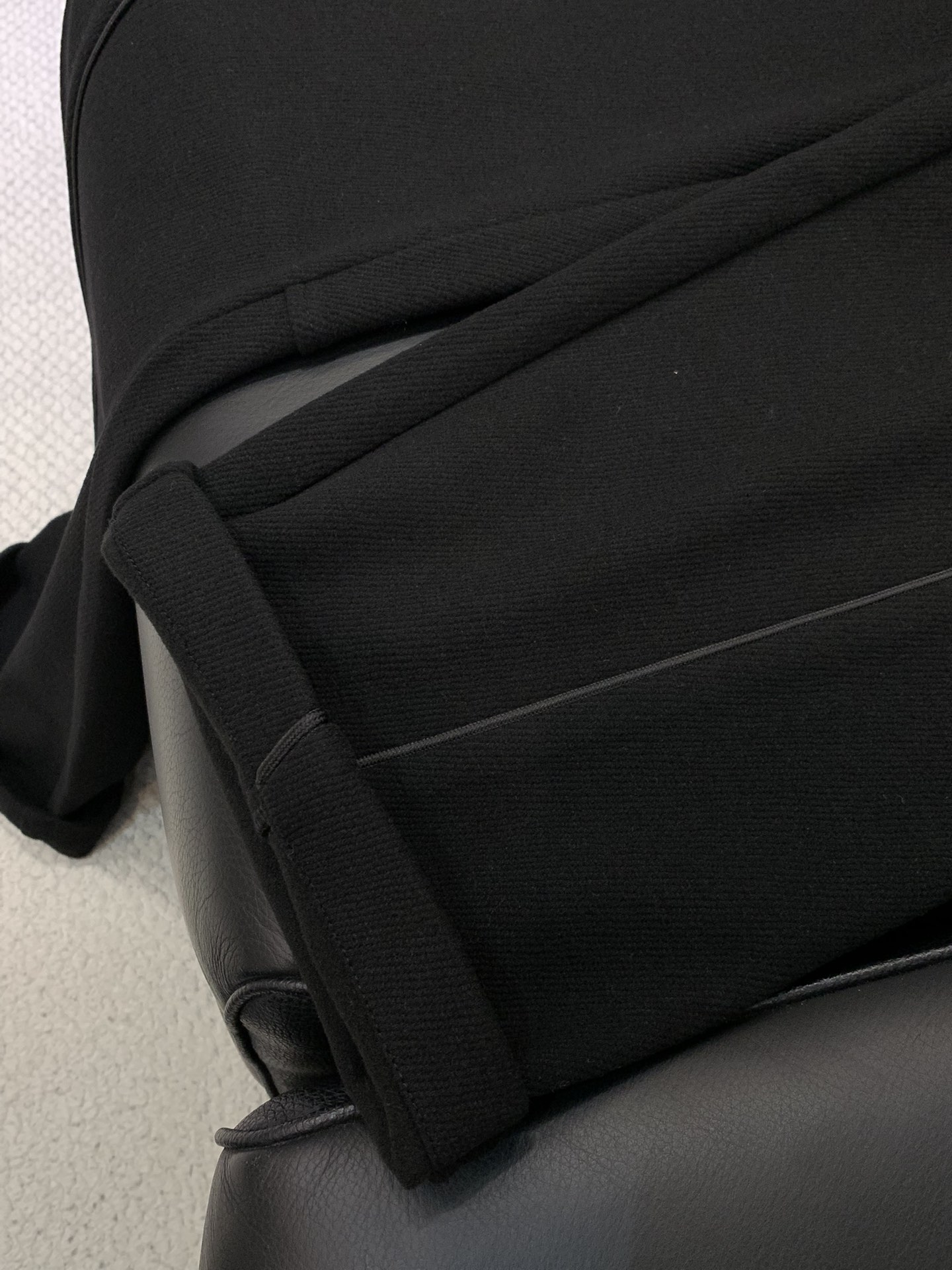 ，PRADA 普拉达，2025冬季最新品，专柜同步有售，时尚➕绒休闲裤，进口原版面料，做工极为复杂，唯一