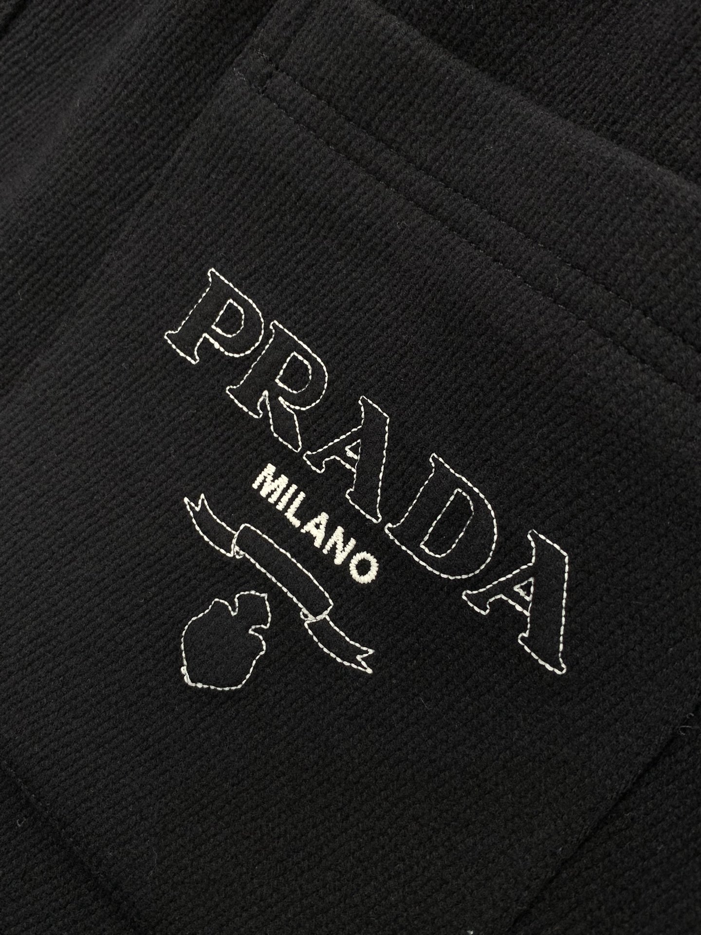 ，PRADA 普拉达，2025冬季最新品，专柜同步有售，时尚➕绒休闲裤，进口原版面料，做工极为复杂，唯一