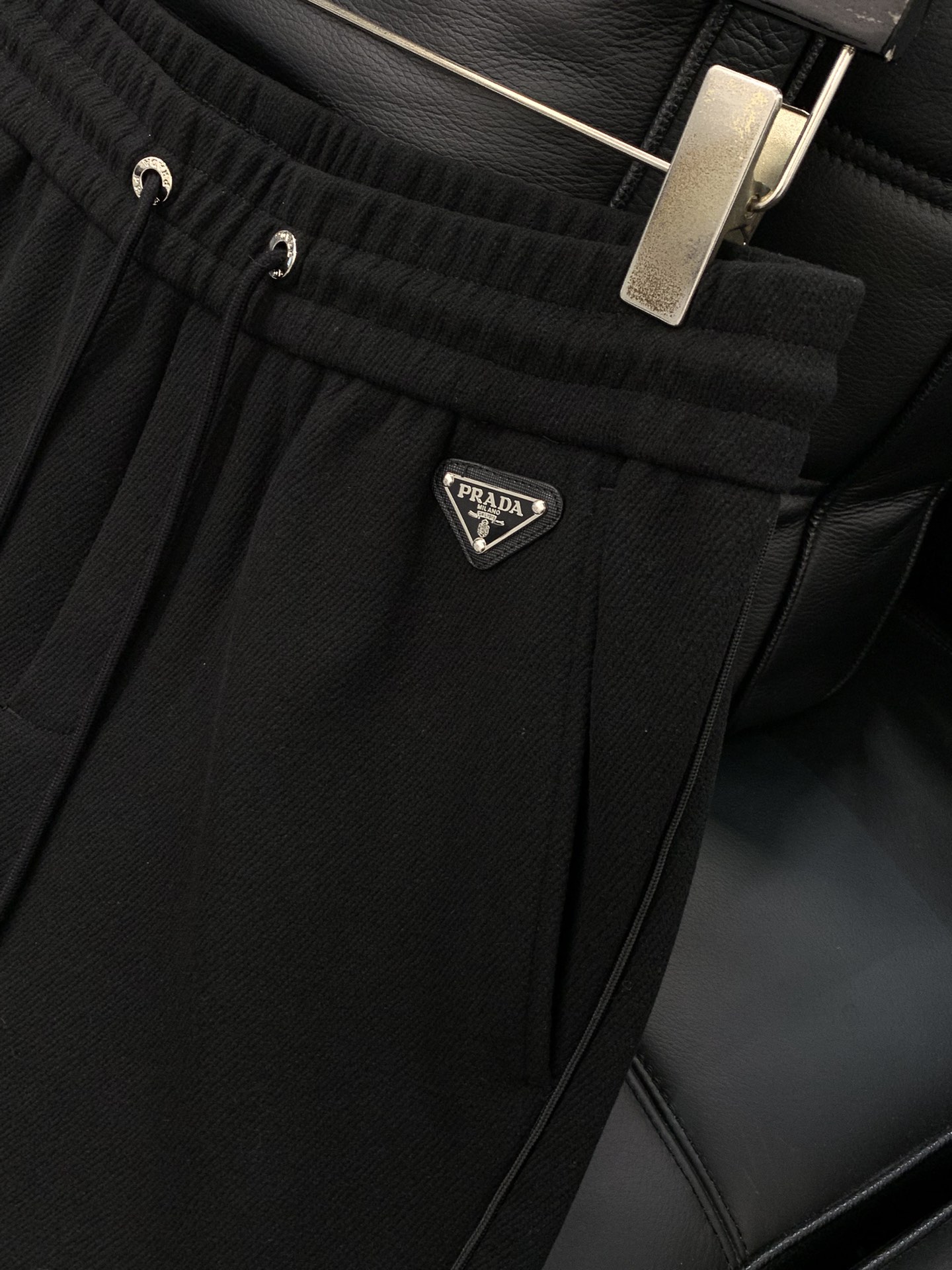 ，PRADA 普拉达，2025冬季最新品，专柜同步有售，时尚➕绒休闲裤，进口原版面料，做工极为复杂，唯一