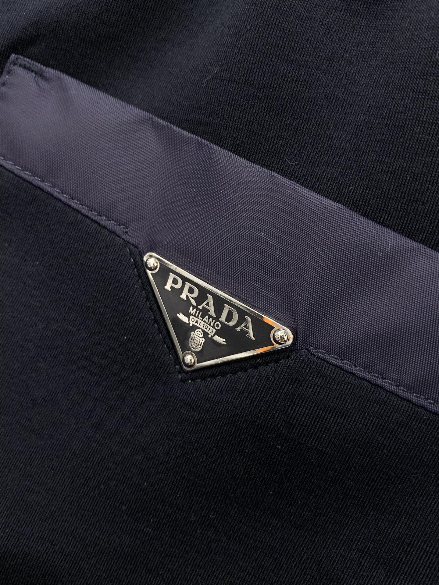 ，PRADA 普拉达，2025冬季最新品，专柜同步有售，时尚➕薄绒休闲裤，进口原版面料，做工极为复杂，唯