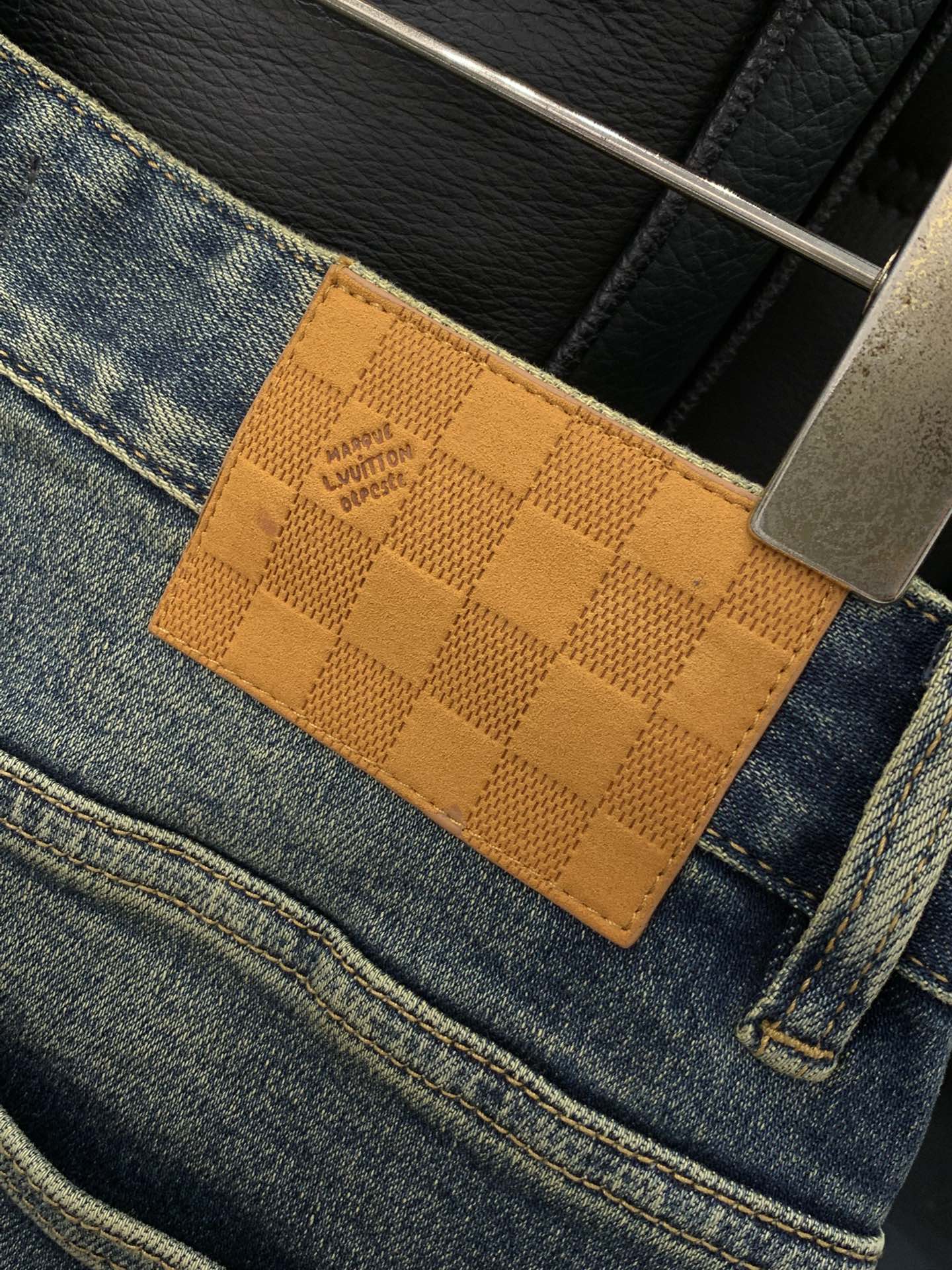 ，LouisVuitton 路易威登，2025秋季最新款，专柜同步有售，原单狠货，时尚休闲水洗牛仔裤，上