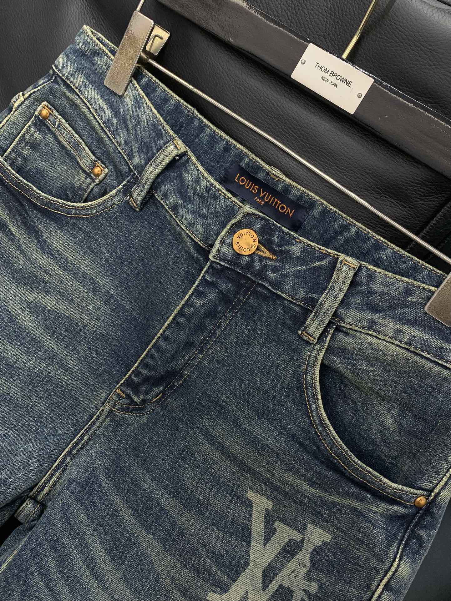 ，LouisVuitton 路易威登，2025秋季最新款，专柜同步有售，原单狠货，时尚休闲水洗牛仔裤，上