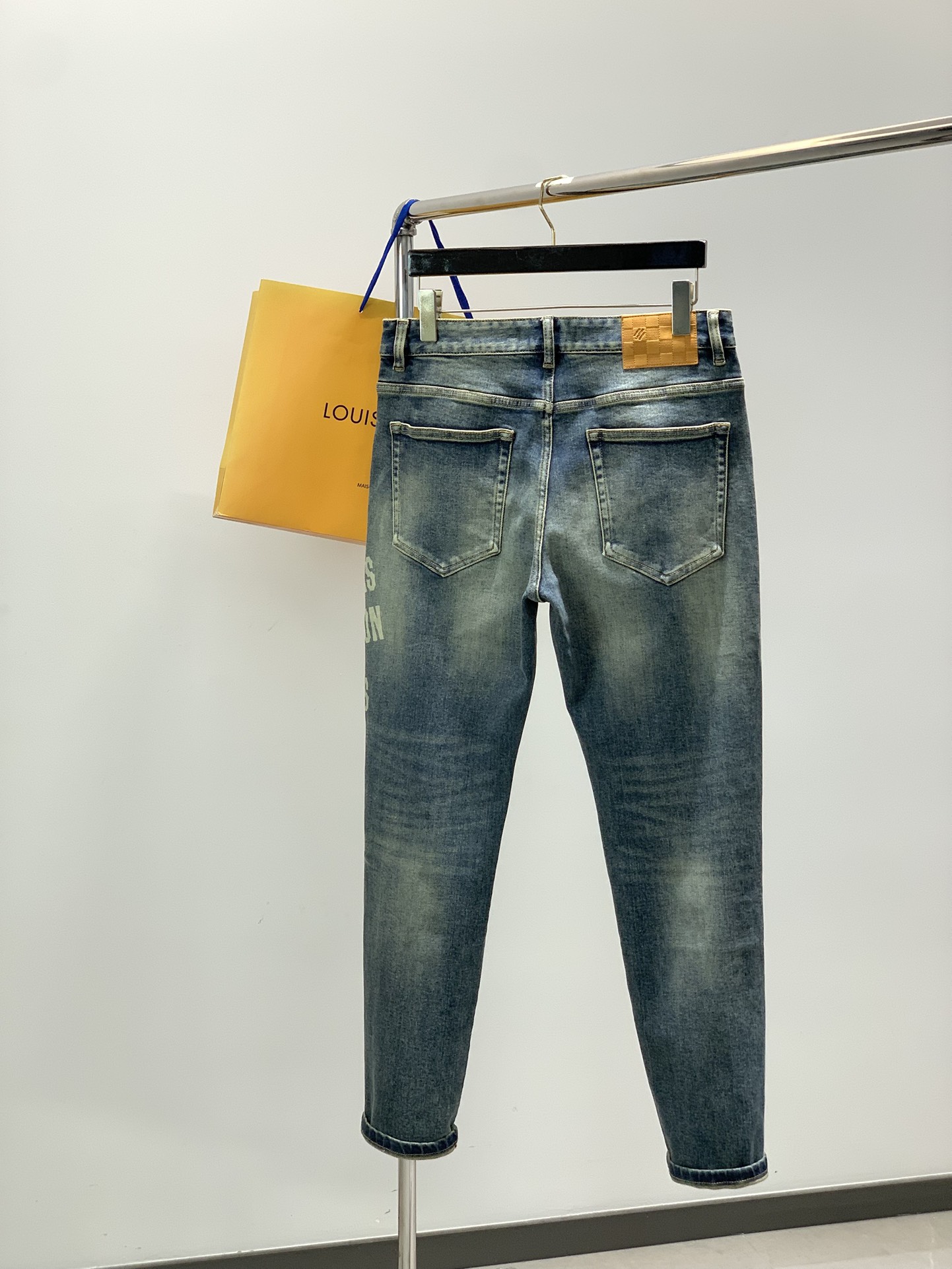 ，LouisVuitton 路易威登，2025秋季最新款，专柜同步有售，原单狠货，时尚休闲水洗牛仔裤，上
