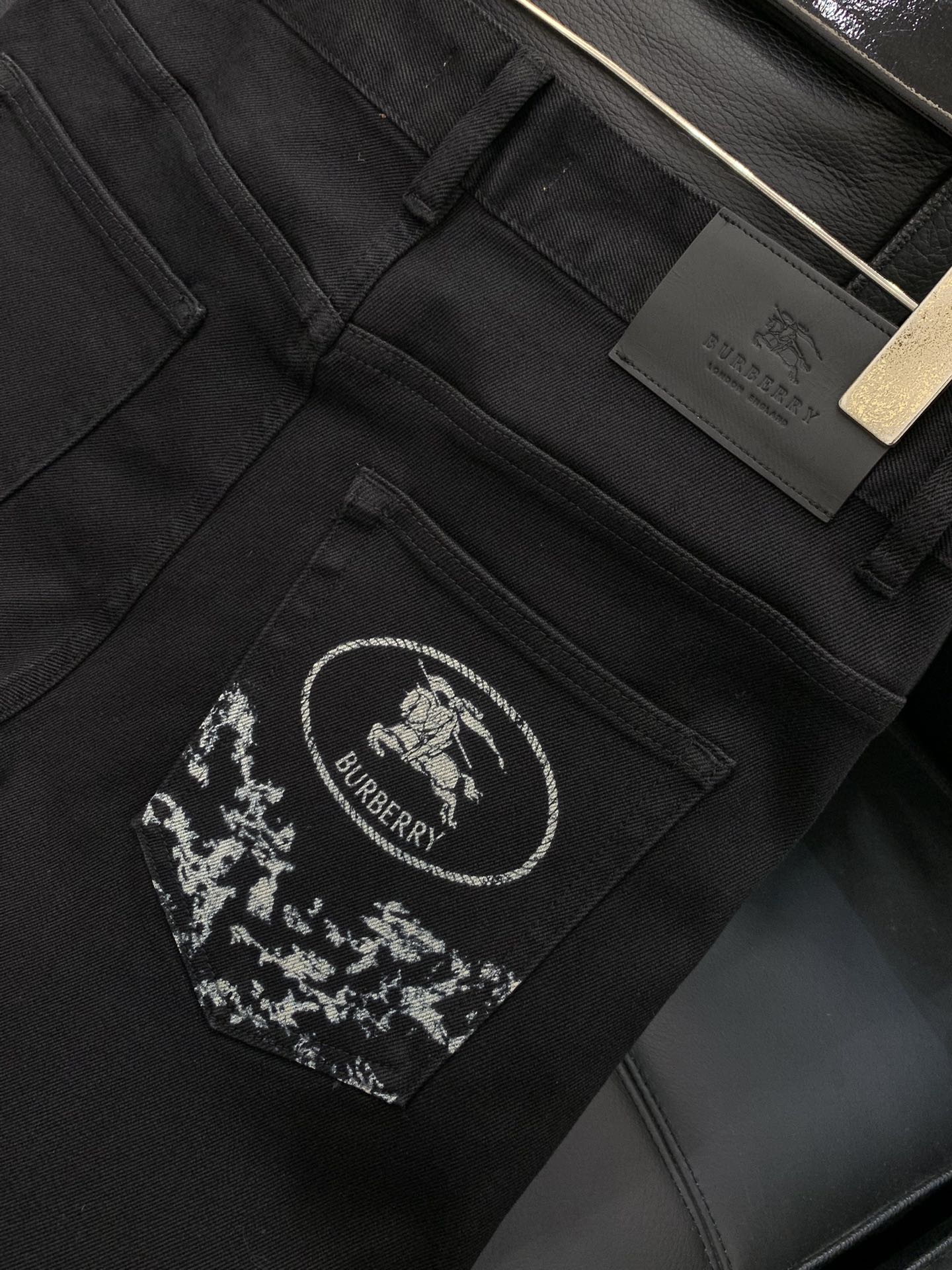 ，Burberry 巴宝莉，2025秋季最新品，专柜同步有售，原单狠货，时尚休闲水洗牛仔裤，进口原版面料