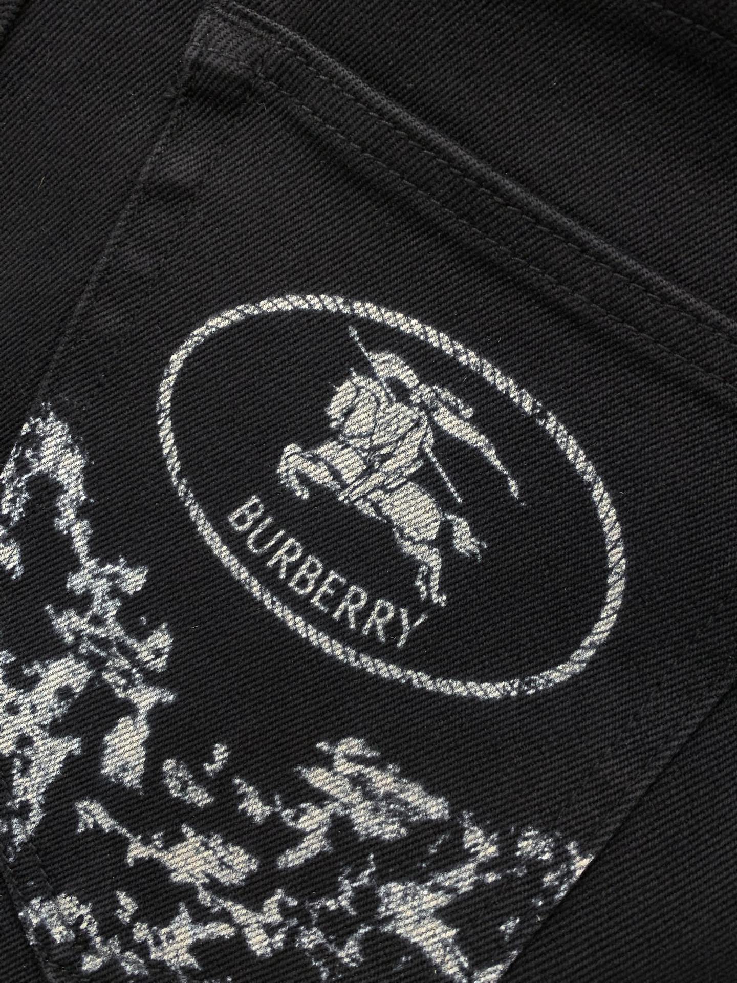 ，Burberry 巴宝莉，2025秋季最新品，专柜同步有售，原单狠货，时尚休闲水洗牛仔裤，进口原版面料