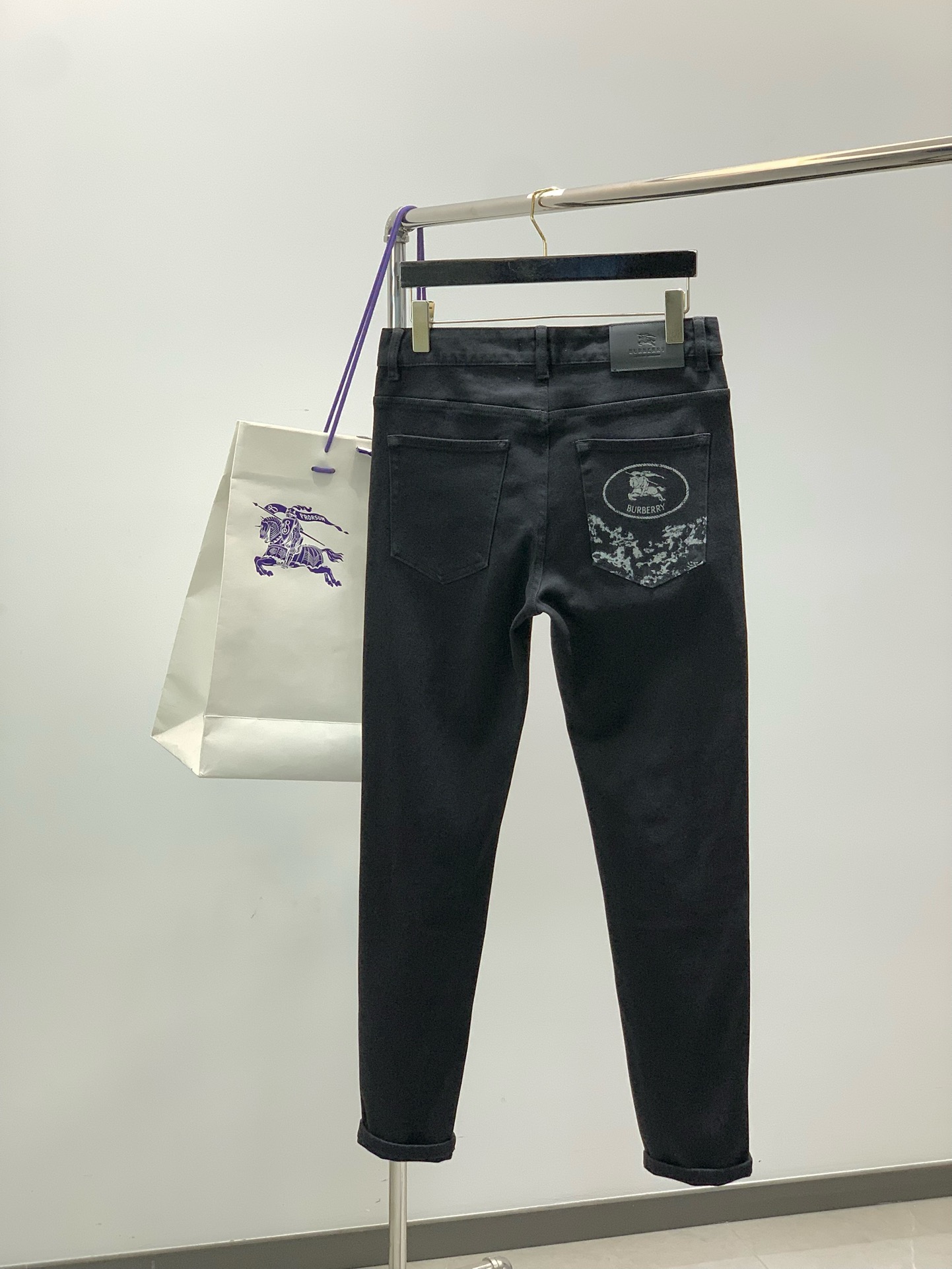 ，Burberry 巴宝莉，2025秋季最新品，专柜同步有售，原单狠货，时尚休闲水洗牛仔裤，进口原版面料