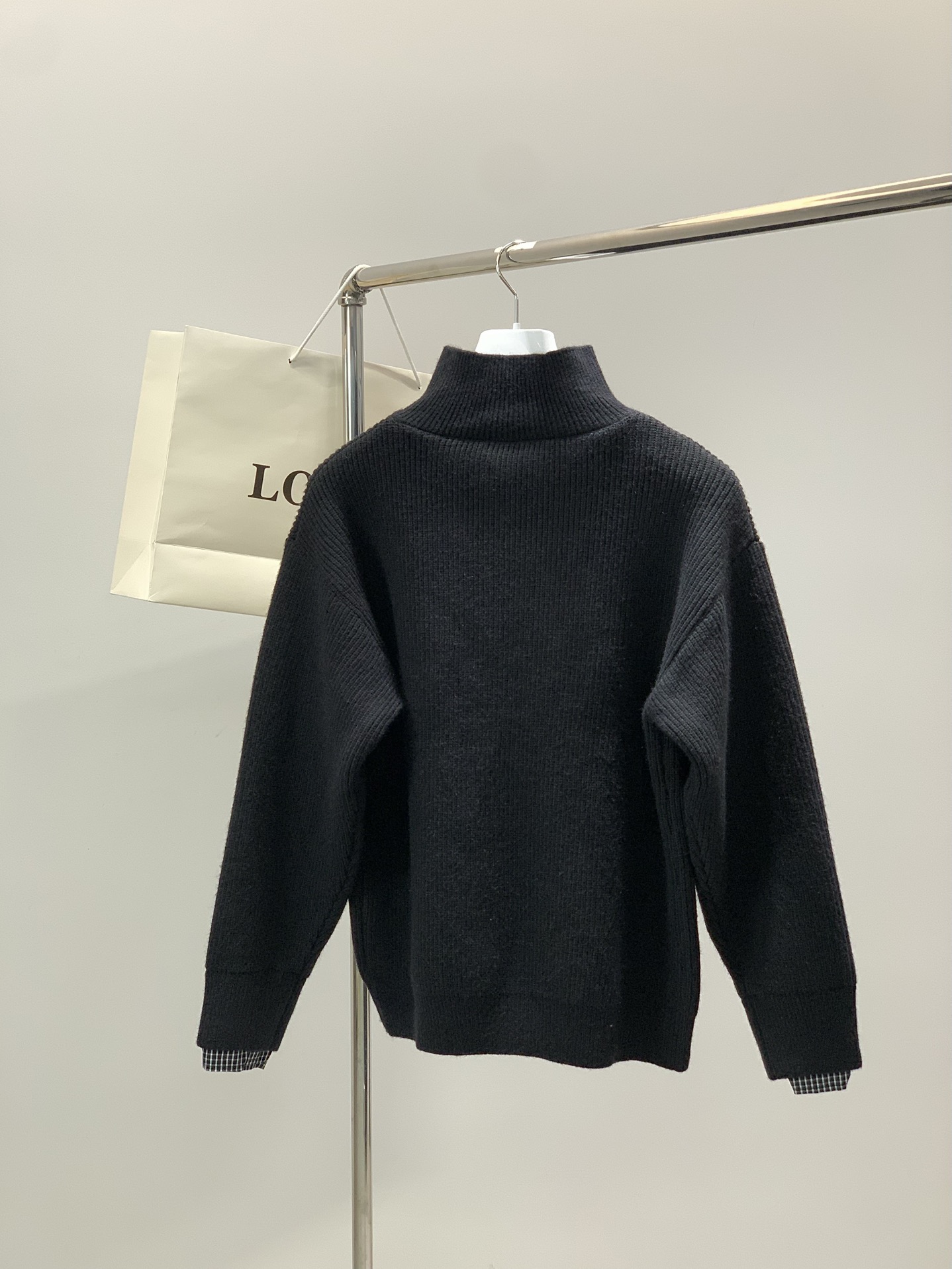NO:684527,, Loewe, the latest winter model, available at counters simultaneously, original order, fashionable and casual half turtleneck knitted sweater, the upper body is very unique!  Eye-catching and bright, imported original fabrics, top embroidery craftsmanship letter pattern decoration Logo, simple yet fashionable, classic atmosphere, comfortable and breathable, handsome and stylish upper body, 2 colors recommended, size M-2XL,, loewe, loewe, sweaters,19860909,Loewe 罗意威,冬季最新款,专柜同步有售,原单狠货,时尚休闲半高领针织毛衣,上身很有特点！吸睛而有亮点,进口原版面料,顶级刺绣工艺字母图案装饰Logo,简单而不失时尚,经典大气,舒适透气,上身帅气有型,2色推荐,码数M-2XL,,loewe,loewe,sweaters,,Men's clothing