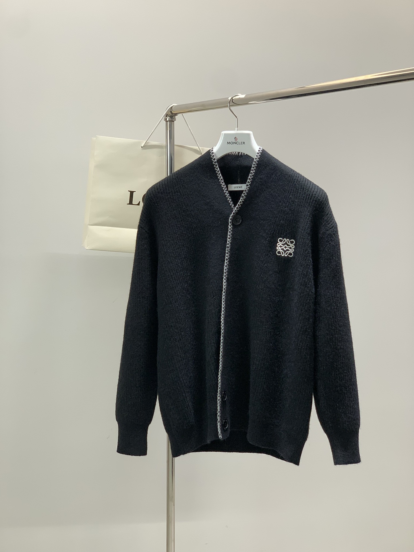 NO:684501,, Loewe Luo Yiwei, the latest autumn and winter style, available at counters at the same time, original order, fashionable and casual knitted cardigan sweater, the upper body is very unique!  Eye-catching and bright, imported original fabrics, top embroidery craftsmanship letter pattern decoration Logo, simple yet fashionable, classic atmosphere, comfortable and breathable, handsome and stylish upper body, 2 colors recommended, size M-2XL,, loewe, loewe, sweaters,19860909,Loewe 罗意威,秋冬最新款,专柜同步有售,原单狠货,时尚休闲针织开衫毛衣,上身很有特点！吸睛而有亮点,进口原版面料,顶级刺绣工艺字母图案装饰Logo,简单而不失时尚,经典大气,舒适透气,上身帅气有型,2色推荐,码数M-2XL,,loewe,loewe,sweaters,,Men's clothing