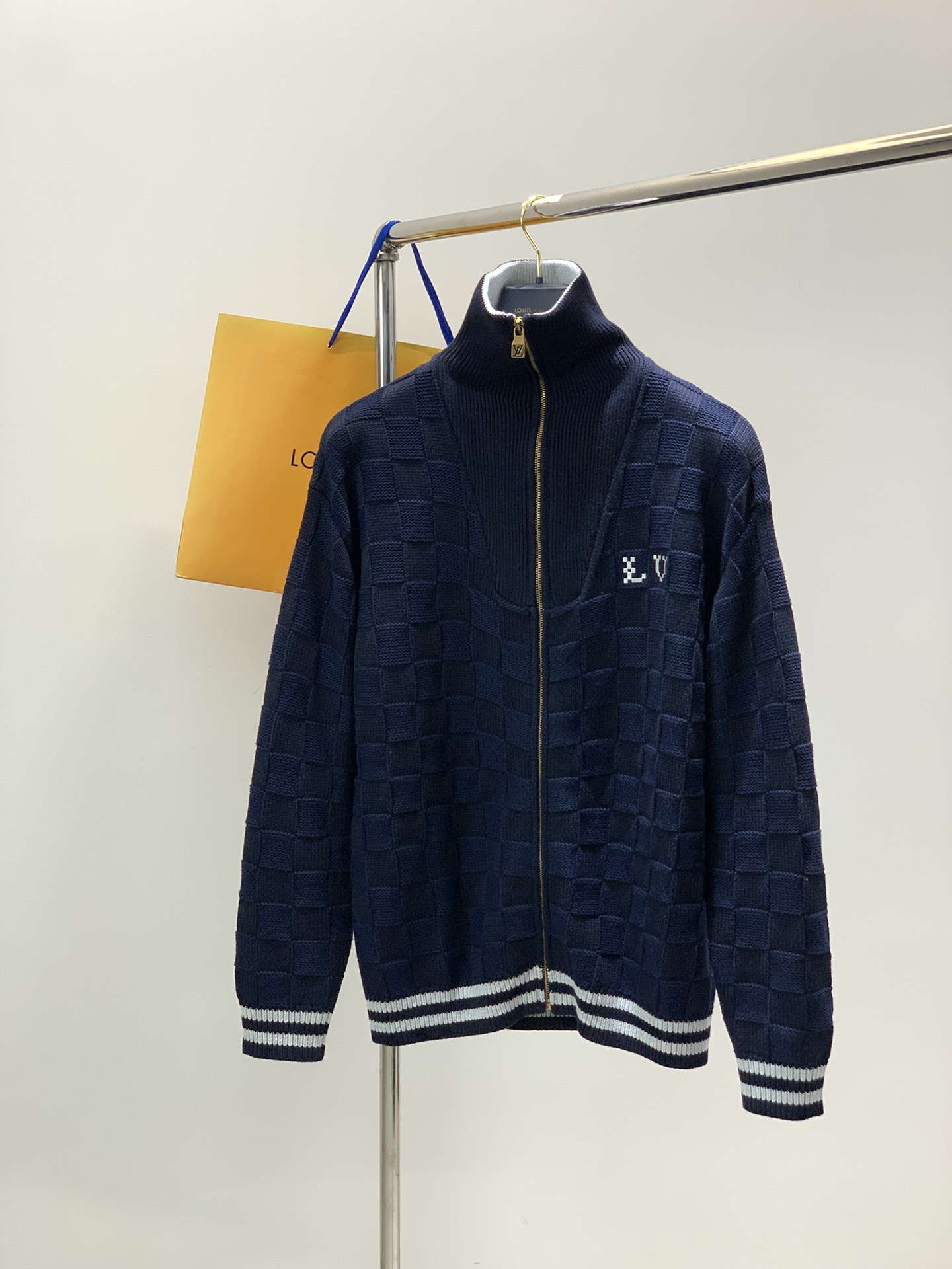 NO:684509,, Louis Vuitton, the latest model for autumn and winter 2025, available at counters simultaneously, original order, fashionable and casual turtleneck knitted cardigan sweater, the upper body is very unique!  Eye-catching and bright, imported original fabrics, top embroidery craftsmanship letter pattern decoration Logo, original hardware accessories decoration, simple yet fashionable, classic atmosphere, comfortable and breathable, handsome and stylish upper body, size S-XL,, louis vuitton, louis vuitton, sweaters,19860909,LouisVuitton 路易威登,2025秋冬最新款,专柜同步有售,原单狠货,时尚休闲高领针织开衫毛衣,上身很有特点！吸睛而有亮点,进口原版面料,顶级刺绣工艺字母图案装饰Logo,原版五金辅料装饰,简单而不失时尚,经典大气,舒适透气,上身帅气有型,码数S-XL,,louis vuitton,louis vuitton,sweaters,,Men's clothing