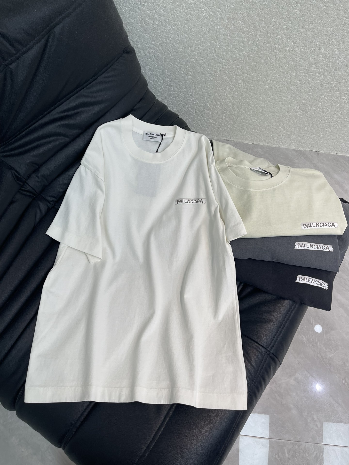 NO:687039,Balenciag*26 spring and summer new personality avant-garde item round-neck short-sleeved T-shirt, washed technology, front letter label printing. High-grade full-length, strong and washable, fashionable and high-grade washed cotton fabric, loose oversize version, same style for men and women, exquisite and versatile. S-XL A,, balenciaga, versace, T-shirt, tees, t-shirt,19860909Balenciag*26春夏新款个性前卫单品圆领短袖T恤,洗水工艺,前幅字母标签印花.高级拉满,牢固耐洗,时尚又高级洗水全棉面料,宽松oversize版型,男女同款,精致百搭.S-XL A,,balenciaga,versace,T-shirt,tees，t-shirt,,Women's clothing