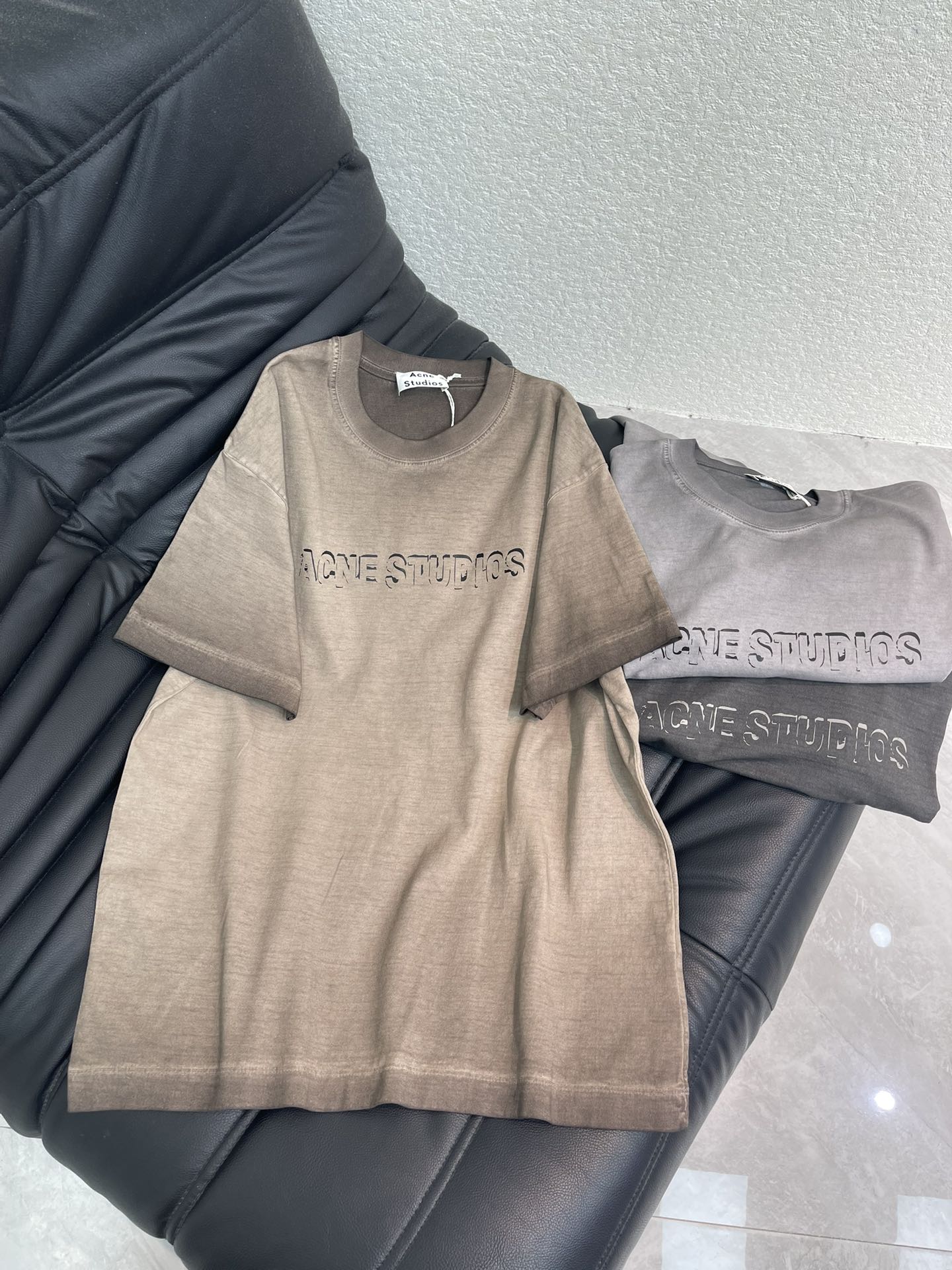 NO:687046,Acne Studio*26 spring and summer new personality and avant-garde item round-neck short-sleeved T-shirt, washed and fried salt technology, front digital printing. High-grade full-length, strong and washable, fashionable and high-end distressed washed cotton fabric, loose oversize version, same style for men and women, exquisite and versatile. S-XL A,,acne studios,dior,versace,T-shirt,tees,t-shirt,19860909Acne Studio*26春夏新款个性前卫单品圆领短袖T恤,洗水炒盐工艺,前幅数码印花.高级拉满,牢固耐洗,时尚又高级做旧洗水全棉面料,宽松oversize版型,男女同款,精致百搭.S-XL A,,acne studios,dior,versace,T-shirt,tees，t-shirt,,Women's clothing