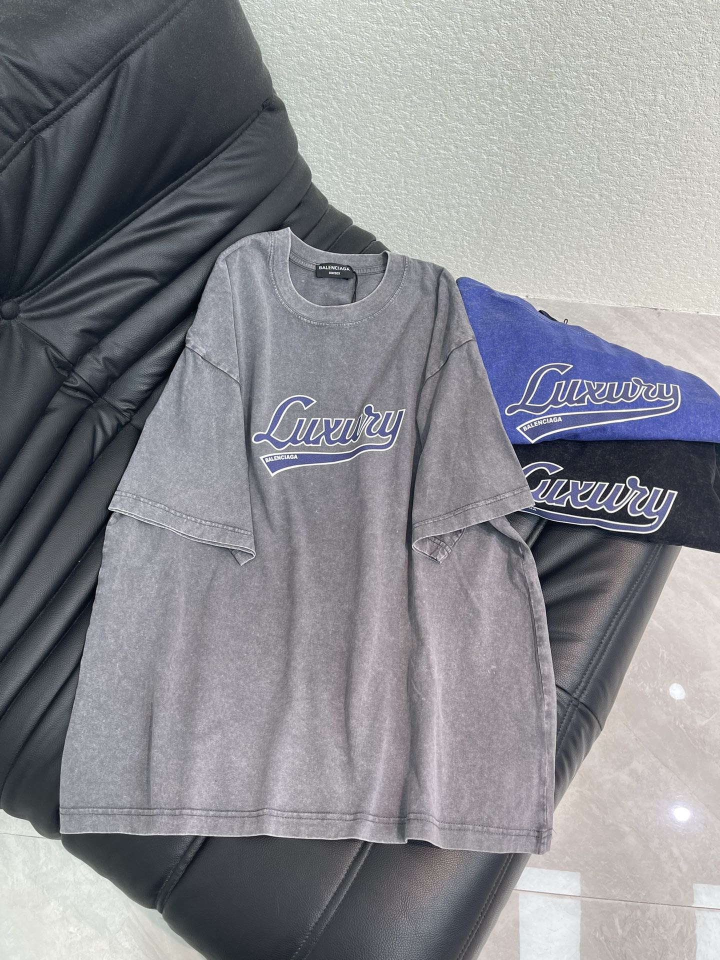 NO:687041,Balenciag*26 spring and summer new personality avant-garde item round-neck short-sleeved T-shirt, washed and fried salt technology, front flocking three-dimensional printing. High-grade full-length, strong and washable, fashionable and high-end distressed washed cotton fabric, loose oversize version, same style for men and women, exquisite and versatile. S-XL,, balenciaga, versace, T-shirt, tees, t-shirt,19860909Balenciag*26春夏新款个性前卫单品圆领短袖T恤,洗水炒盐工艺,前幅植绒立体印花.高级拉满,牢固耐洗,时尚又高级做旧洗水全棉面料,宽松oversize版型,男女同款,精致百搭.S-XL,,balenciaga,versace,T-shirt,tees，t-shirt,,Women's clothing