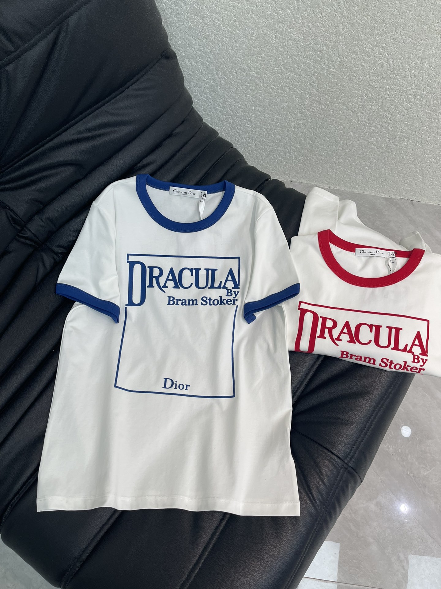 NO:686685,Dio*26 new spring and summer thread contrasting round neck logo short-sleeved T-shirt. Customized YB mercerized cotton material, soft and skin-friendly, comfortable and stylish, regular short-sleeved shirt style, the collar and cuffs are echoed with threaded edges, body color collision, front square frame with letter logos of different sizes on the upper and lower sides, rich layers, fashionable style, regular version, tolerant of body shape, easy to control for daily travel or gatherings. SML A,, dior, T-shirt, tees, t-shirt,19860909Dio*26春夏新款螺纹撞色圆领徽标短袖T恤.定制YB丝光全棉材质,柔软亲肤,舒适有型,常规短袖恤版型,领口与袖口呼应以螺纹包边,大身色彩碰撞,正面方形外框上下大小不一的字母徽标,层次丰富,风格时尚气质,常规版型,包容身材,日常出行或聚会轻松驾驭.SML A,,dior,T-shirt,tees，t-shirt,,Women's clothing