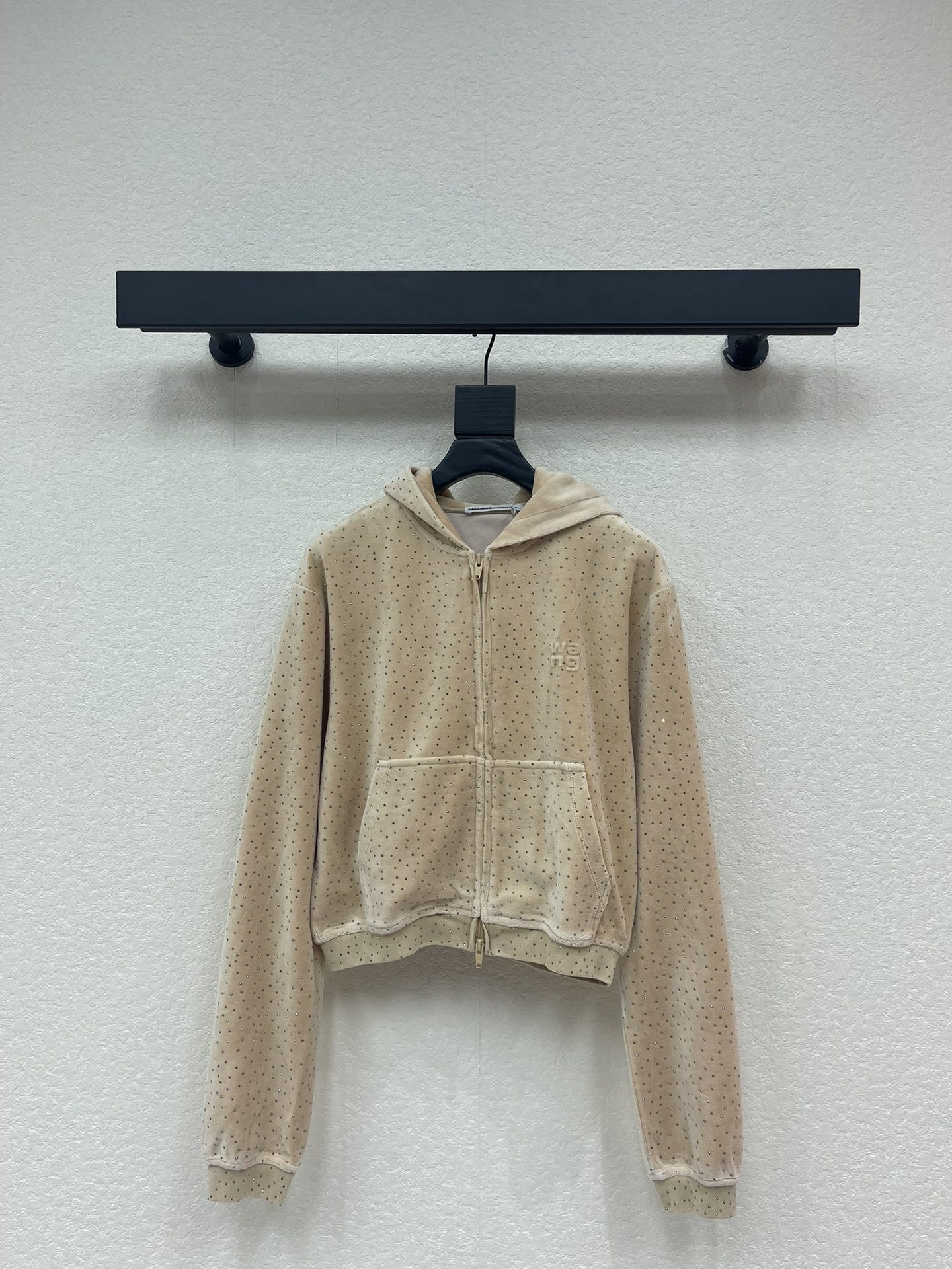 NO:687023,Alexandre* Wang 26 early spring series velvet and rhinestone hooded sweatshirt jacket. It is made of high-quality velvet and is embellished with exquisite rhinestones on the surface. It is low-key and luxurious. The short zipper hood design + front pocket is fashionable and practical, and it is very suitable for spring and autumn. The color is versatile and durable, and it looks great when worn alone or layered with a suit jacket. It can easily create a sophisticated casual or trendy sports style. SML,, alexander wang, hoodie, sweatshirts, jackets & coats, business  suits, hats,19860909Alexande* Wang大王26早春系列丝绒水钻连帽卫衣外套.采用高品质丝绒,表面点缀精致水钻,低调又奢华.短款拉链连帽设计+前置口袋,时尚又实用,春秋季节穿着超合适 .色调百搭耐看,单穿或叠搭西装外套都很出彩,轻松打造精致休闲或潮流运动风.SML,,alexander wang,hoodie,sweatshirts,jackets & coats,business suit,hats,,Women's clothing