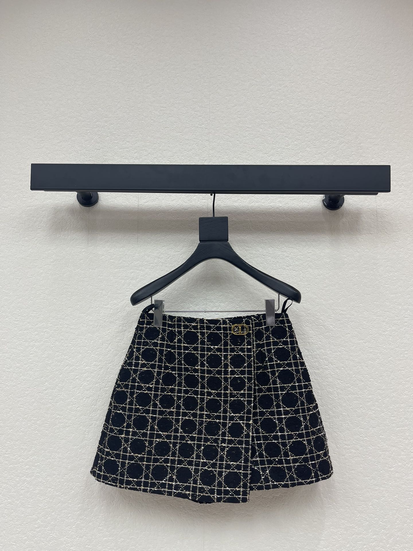 NO:687040,Dio*26 new early spring product Miss D limited edition Princess Diana cannage plaid shorts skirt, a must-have item for white and rich beauty, matching designer pants and skirts. Developed and customized three-dimensional woven tweed fabrics, three-dimensional and wide. Age-reducing temperament. The classic A-line shape makes the upper body slim and tall. Versatile and not picky, high-end platinum tone French elegance. SML,,dior,skirts,shorts,19860909Dio*26早春新品Miss D限定戴妃藤格纹短裤裙 白富美必入单品 搭配设计裤裙 开发定制立体编织粗花呢面料立体挺阔 减龄气质经典A字版型上身显瘦又高挑 百搭不挑人高级白金调法式优雅气质 SML,,dior,skirts,shorts,,Women's clothing