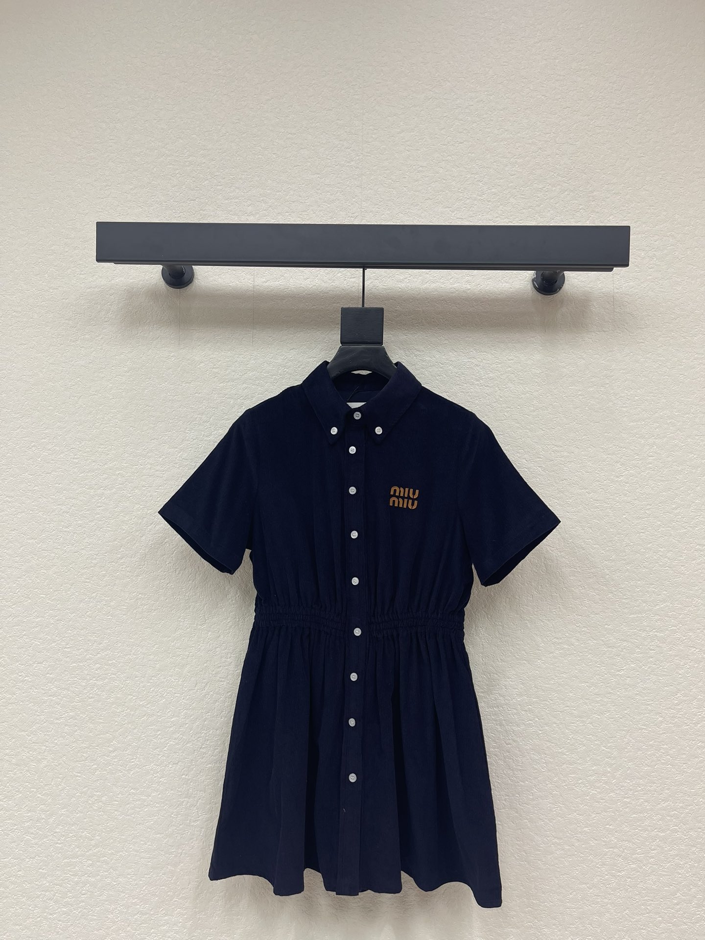 NO:686682,Miumi*26 early spring new style lapel cardigan short-sleeved dress. Customized YB imported corduroy material, fine texture, crisp and stylish, the navy blue shirt skirt is so girly, the three-dimensional leather is low-key and exquisite, the waist design outlines the smart waistline, short sleeves  The shirt style adds a bit of casualness, combining the cuteness of a sweet girl with the elegance of a luxury brand. It is sweet but not greasy for daily wear, full of atmosphere, and playful for younger people. SML,,miumiu,skirts,shirts,T-shirt,19860909Miumi*26早春新款翻领开襟短袖连衣裙.定制YB进口灯芯绒材质,质感细腻,挺括有型,藏蓝调的衬衫裙太戳少女心了,皮革立体是低调的精致小心机,收腰设计勾勒出灵动腰线,短袖衬衫版型又添了几分随性,把甜妹的娇憨与奢牌的优雅揉得恰到好处,日常穿甜而不腻,氛围感拉满,穿搭减龄俏皮.SML,,miumiu,skirts,shirts,T-shirt,,Women's clothing