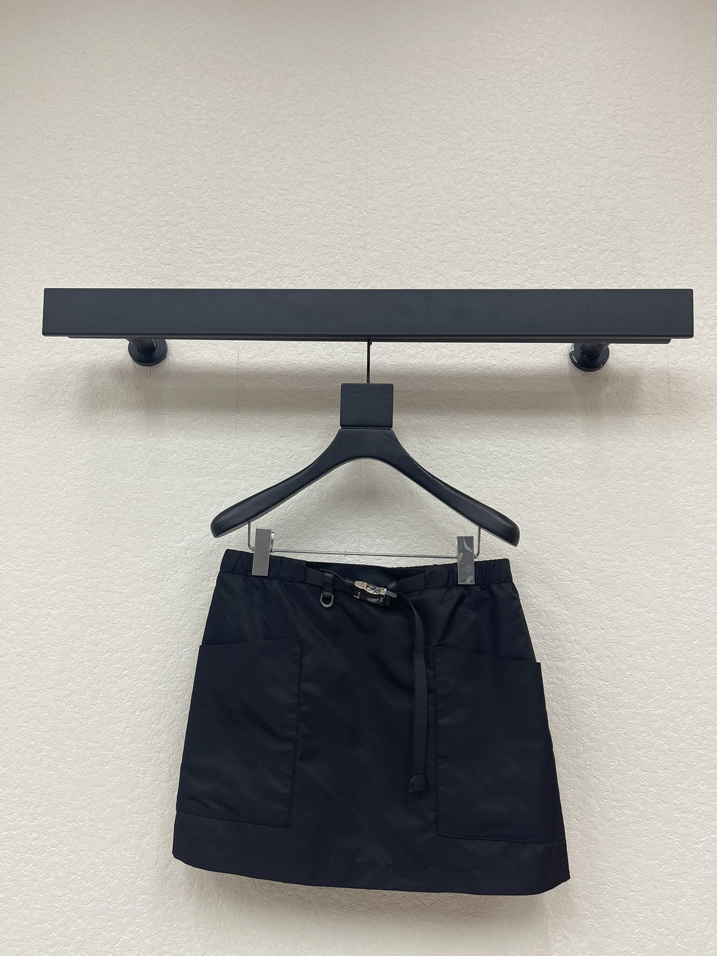 NO:687031,Prad*26 new spring and summer new belt pocket workwear skirt. Customized YB imported environmentally friendly recycled nylon material, the fabric is shiny, comfortable and stylish, high-waisted short skirt version, large-capacity pockets on both sides form layers, while adding a casual atmosphere of workwear, with metal snap belt adjustment, printed letter details can better show the brand's high-end sense, flexible movement makes youthful vitality stand out, the straight hem modifies the waist and crotch, is more tolerant to the body, and can be worn in early spring to create a trendy style. SML  A,,prada,skirts,19860909Prad*26春夏新款腰带口袋工装半裙.定制YB进口环保再生尼龙材质,面料光泽,穿搭舒适有型,高腰短裙版型,两侧大容量口袋形成层次,同时增加工装休闲气息,配合金属按扣腰带调节,印刻字母细节更能看出品牌高级感,灵活行动让青春活力立显,直筒下摆修饰腰身胯部,对身材包容度更高,早春穿搭出潮流风格.SML A,,prada,skirts,,Women's clothing