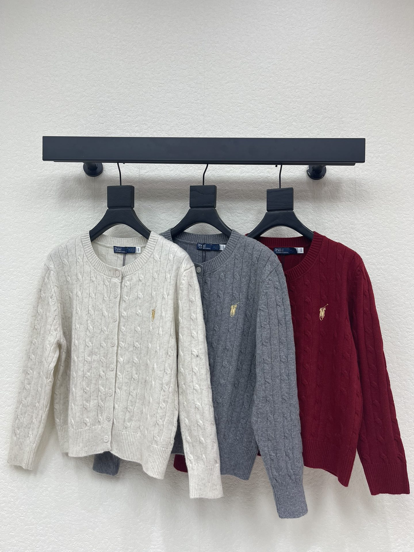 NO:686698,Ralph lauren Ralph*polo26 new early spring twist round neck knitted cardigan!  Customized wool yarn weaving, soft and skin-friendly, full of texture. Round neck knitted cardigan cut, fashionable and casual. Decorated with war horse logo embroidery on the chest. The brand style is instantly enhanced. The all-over twist knitted version combined with threaded edge details adds a vibrant atmosphere. Essential for autumn and winter wear. Daily casual wear guide. Relaxed and fashionable!  SML,,loro piana,19860909Ralph lauren 拉夫*polo26早春新款麻花圆领针织开衫！定制羊毛纱线织造 柔软亲肤 质感十足 圆领针织开衫裁剪 时髦休闲 胸前饰以战马徽标刺绣 品牌格调瞬间提升 通体麻花编织版型结合螺纹包边细节 增添活力气息 秋冬穿搭必不可少 日常休闲穿搭指南 松弛时髦！SML,,loro piana,,Women's clothing