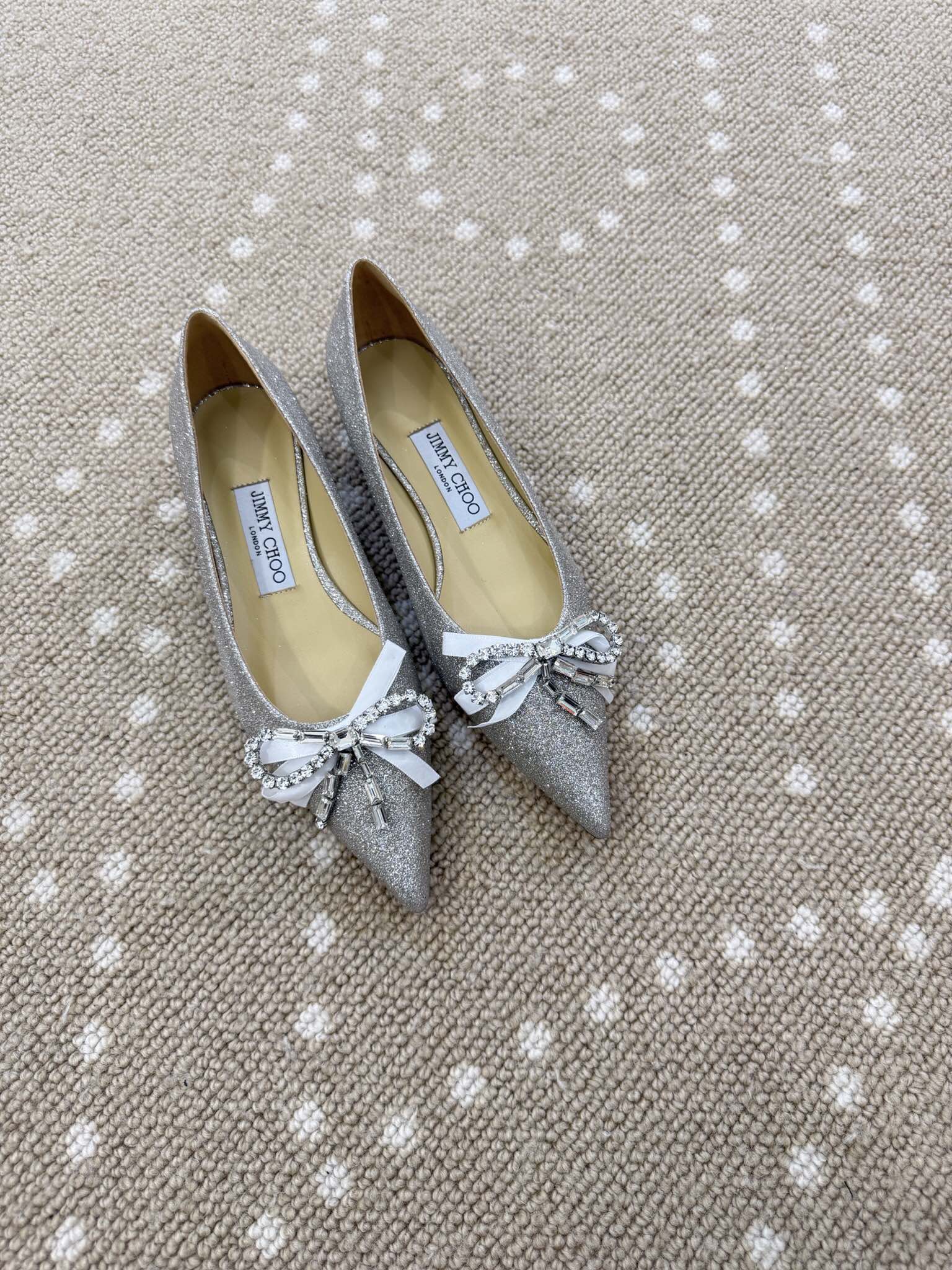 NO:682417,Jimmy Choo26 early spring Auria series new crystal bow pointed-toe shoes. The upper is made of imported Grete surface, and the inner foot pads are imported lambskin. Exquisite crystal diamond-embellished silk satin bow decoration. Gorgeous and elegant. Original molded heel, Italian leather outsole!  Heel height 1.5cm/7.0cm, size 34/35/36/37/38/39/40 (34.40.set), high-heeled shoes, jimmy choo, high heels, sheepskin, real silk, Leather soles19860909Jimmy Choo26早春Auria系列新款水晶蝴蝶结尖头单鞋 鞋面采用进口格丽特面,内里垫脚均为进口小羊皮. 精致水晶钻饰真丝缎面蝴蝶结装饰.华丽优雅. 原版开模鞋跟,意大利真皮大底！ 跟高1.5cm/7.0cm 码数34/35/36/37/38/39/40（34.40.定）,高跟鞋单鞋,jimmy choo,high heels,sheepskin,real silk,Leather soles,Women's Shoes