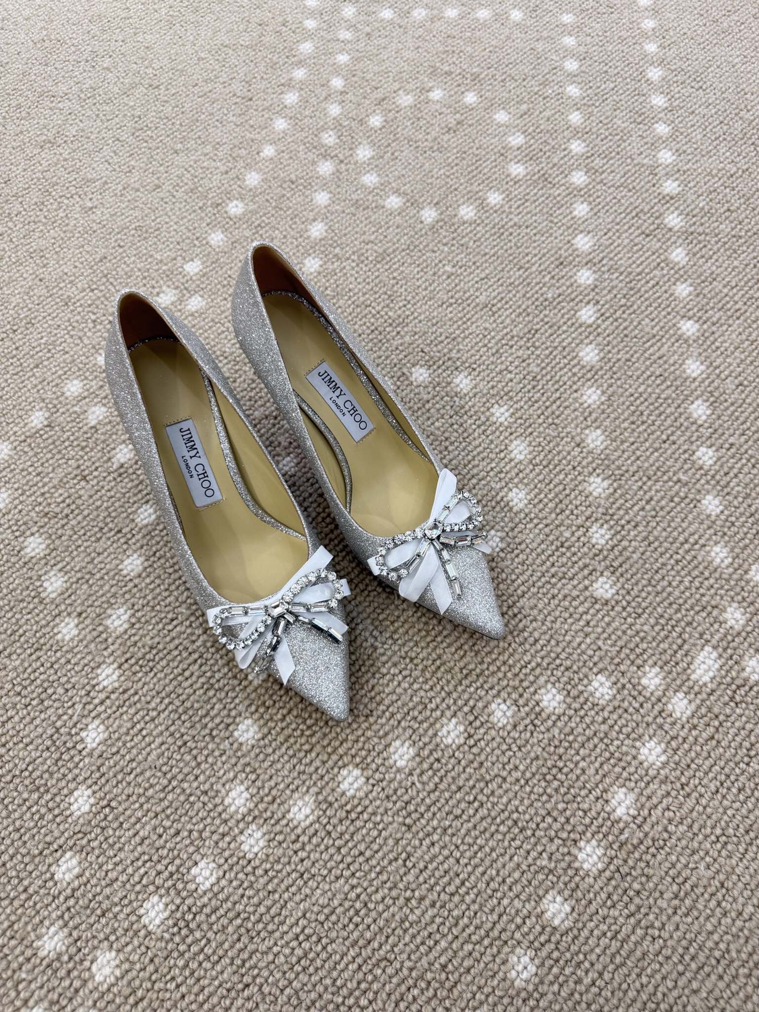 NO:682420,Jimmy Choo26 early spring Auria series new crystal bow pointed-toe high-heeled shoes. The upper is made of imported Grete surface, and the inner pads are imported lambskin. Exquisite crystal diamond-embellished silk satin bow decoration. Gorgeous and elegant. Original molded heels, Italian leather outsole!  Heel height 1.5cm/7.0cm, size 34/35/36/37/38/39/40 (34.40.set), high-heeled shoes, jimmy choo, high heels, sheepskin, real silk, Leather soles19860909Jimmy Choo26早春Auria系列新款水晶蝴蝶结尖头高跟鞋 鞋面采用进口格丽特面,内里垫脚均为进口小羊皮. 精致水晶钻饰真丝缎面蝴蝶结装饰.华丽优雅. 原版开模鞋跟,意大利真皮大底！ 跟高1.5cm/7.0cm 码数34/35/36/37/38/39/40（34.40.定）,高跟鞋单鞋,jimmy choo,high heels,sheepskin,real silk,Leather soles,Women's Shoes