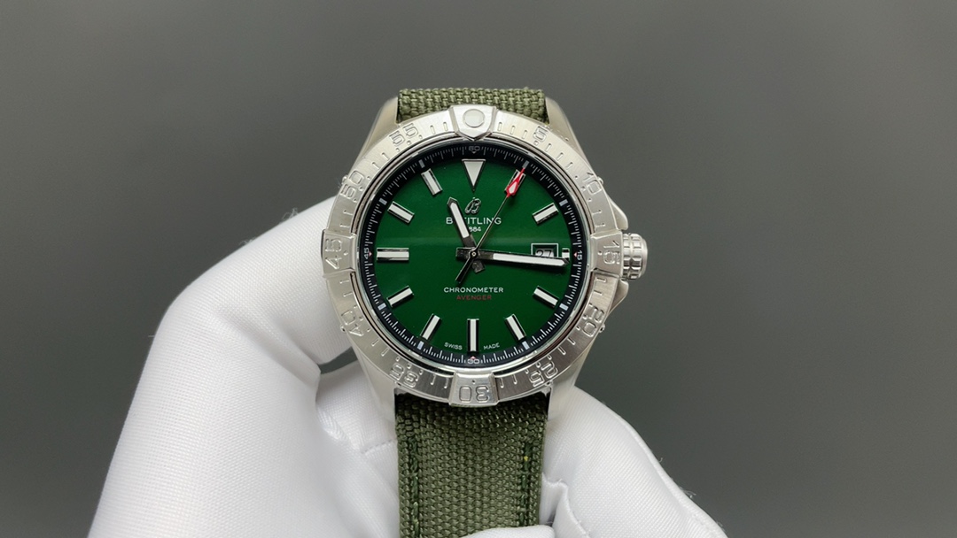 NO:670417,The new KR Breitling Avengers series model A17328101C1A1 is coming!  The watch has a diameter of 42mm, a meter of super waterproof, and a thickness of 12.15mm. It adopts the stable Seagull 2824 modified movement. The dial has stick-shaped hour markers with super luminous, curved sapphire crystal glass, and is anti-glare on both sides. It is equipped with a 60-minute fixed bezel. The (literal) literal color is the same as the original, perfectly restoring every detail. The KR factory continues to use time to prove its strength. The free and unrestrained soul is always young and always on the road.  KR ships one watch and three straps, very cost-effective, breitling19860909KR百年灵复仇者系列型号A17328101C1A1新款强势来袭！ 腕表表径42mm ,米超强防水 ,厚度12.15mm ,采用稳定海鸥2824改机芯 ,表盘棒状时标超强夜光 ,弧面蓝宝石水晶玻璃,双面防炫 ,搭载60分钟固定圈口,（字面）字面颜色同正品一样,完美还原每个细节 KR工厂不断用时间证明自身实力,自由不拘的灵魂永远年轻,永远在路上. KR出货一表三带戴,性价比超高,,breitling,Watch