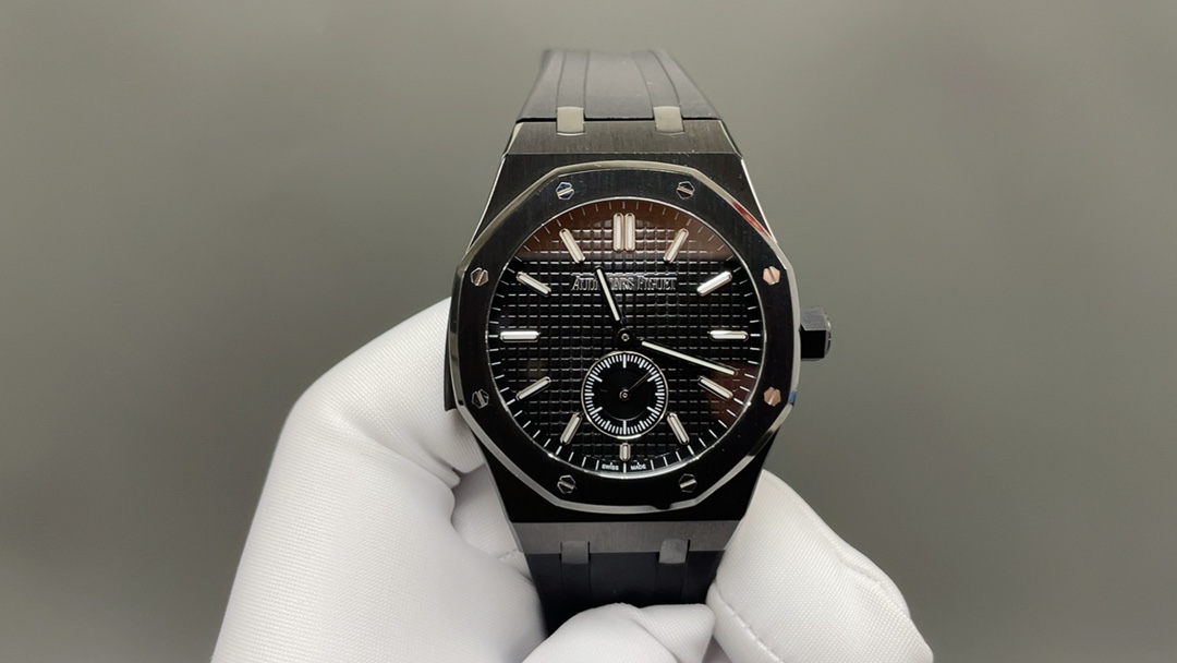 NO:670456,A Audemars Piguet Royal Oak 26591I series men's watch is shockingly launched. The back cover has been upgraded to see through, and it uses the 2953 upgraded version of the movement, achieving the pinnacle of steel watches - demonstrating strength and defending the 'steel' king!  [5 subtleties] 1. The authentic product is disassembled and the size is 42×11.3 mm, which is consistent with the original product!  2. Perfectly restore every detail of the genuine watch case, showing the masculine temperament of the genuine 'angular, resolute and courageous'. 3. The workmanship of the steel band is impeccable, which is better than any steel band watch on the market. The tightness of the 'buffer belt' connecting the steel band head and the watch head is exactly the same as the original one (optional steel band type, tape type, mystery type, square diamond type)  4. Audemars Piguet 2953 upgraded movement, stable, excellent and more real. 5. The 'biscuit texture' of the dial is three-dimensional and full, paired with platinum fluorescent time scales and Royal Oak hands, for an exquisite experience and a different feeling!  Must be a quality product, audemars19860909A爱彼皇家橡树26591I系列男士腕表 震撼上线后盖升级透底,采用2953升级版机芯, 成就钢表巅峰—— 实力演绎 卫冕“钢”王！【5大精妙之处】 1.正品拆解开模,尺寸为42×11.3毫米与正品一致！ 2.完美还原正品表壳的每一处细节,尽显正品“棱角分明 坚毅果敢”的阳刚气质. 3.钢带的做工无可挑剔,比市面上任何钢带表做工均要更上一层楼,钢带头粒和表头衔接的“缓冲带”的松紧程度与正品一模一样,(可选配钢带款,胶带款,谜底款,方钻款) 4.爱彼2953升级版机芯,稳定,优秀,更真实. 5.表盘的“饼干纹理”立体饱满 搭配白金荧光时标和Royal Oak皇家橡树指针,体验精妙 感受不同！必属精品,,audemars,Watch