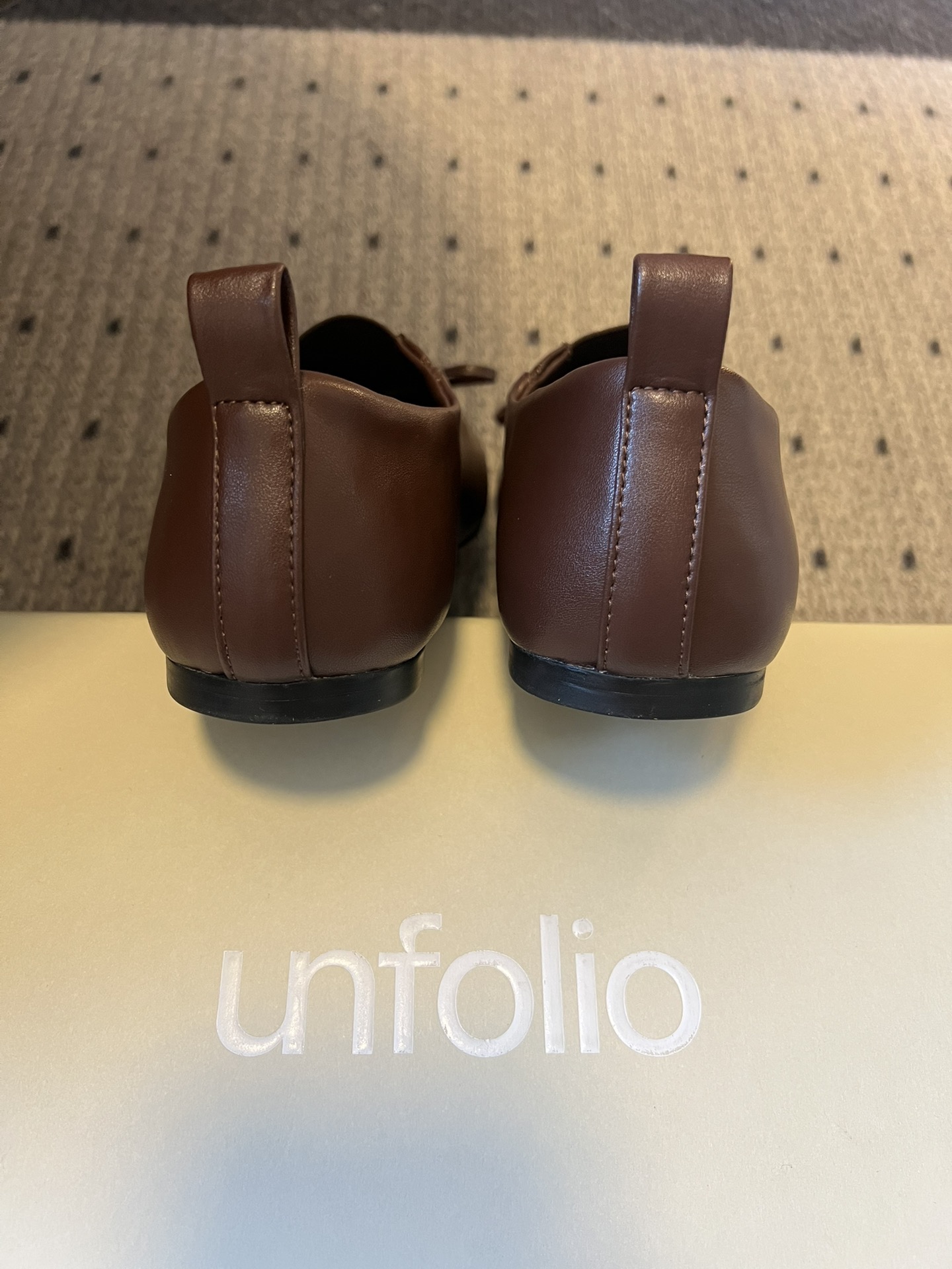 Unfoli*26ss英伦风布洛克雕花蝴蝶结平底鞋单鞋将乐福鞋的慵懒随性与芭蕾舞鞋的柔美精致结合，加入英