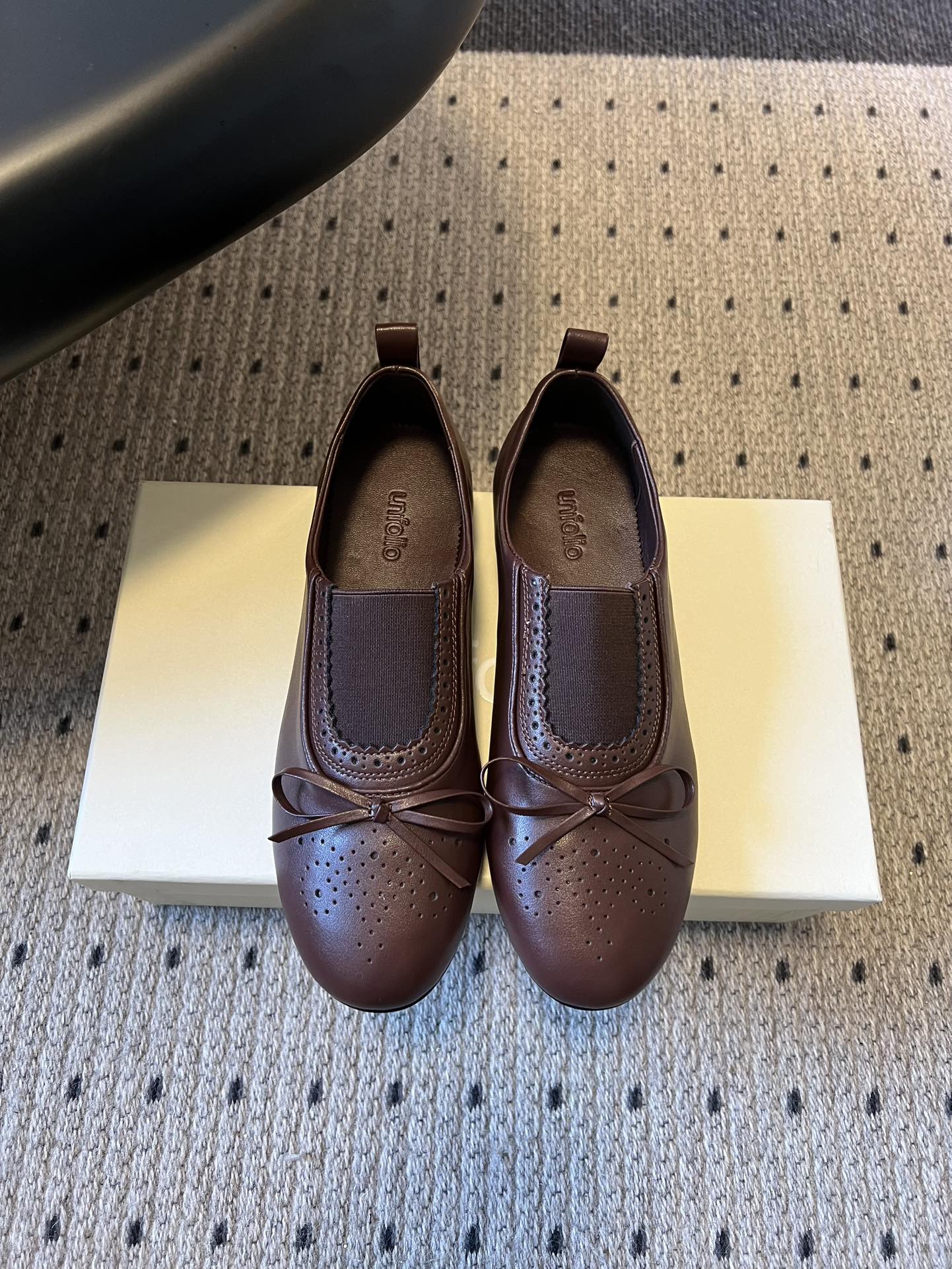 Unfoli*26ss英伦风布洛克雕花蝴蝶结平底鞋单鞋将乐福鞋的慵懒随性与芭蕾舞鞋的柔美精致结合，加入英