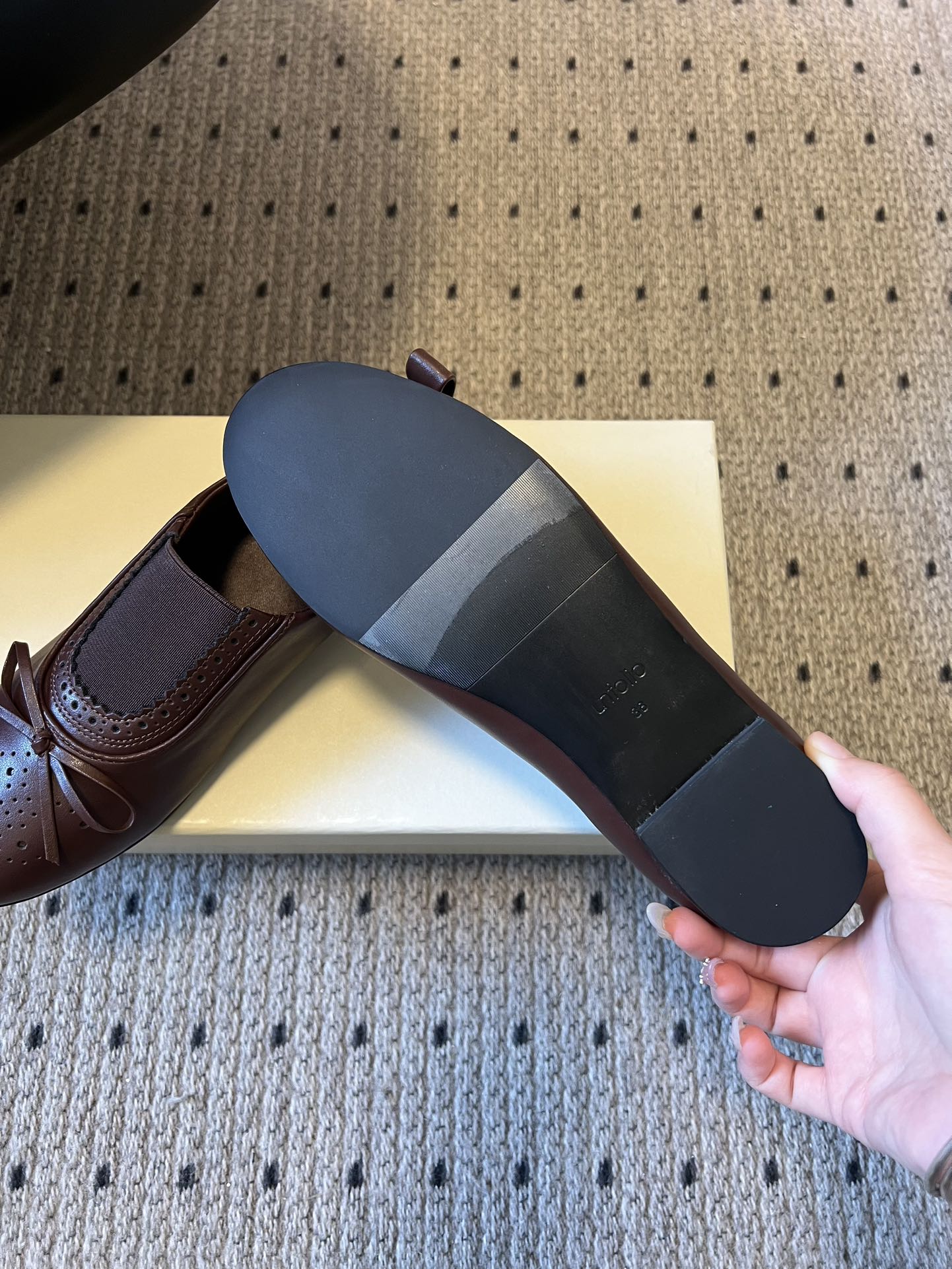 Unfoli*26ss英伦风布洛克雕花蝴蝶结平底鞋单鞋将乐福鞋的慵懒随性与芭蕾舞鞋的柔美精致结合，加入英