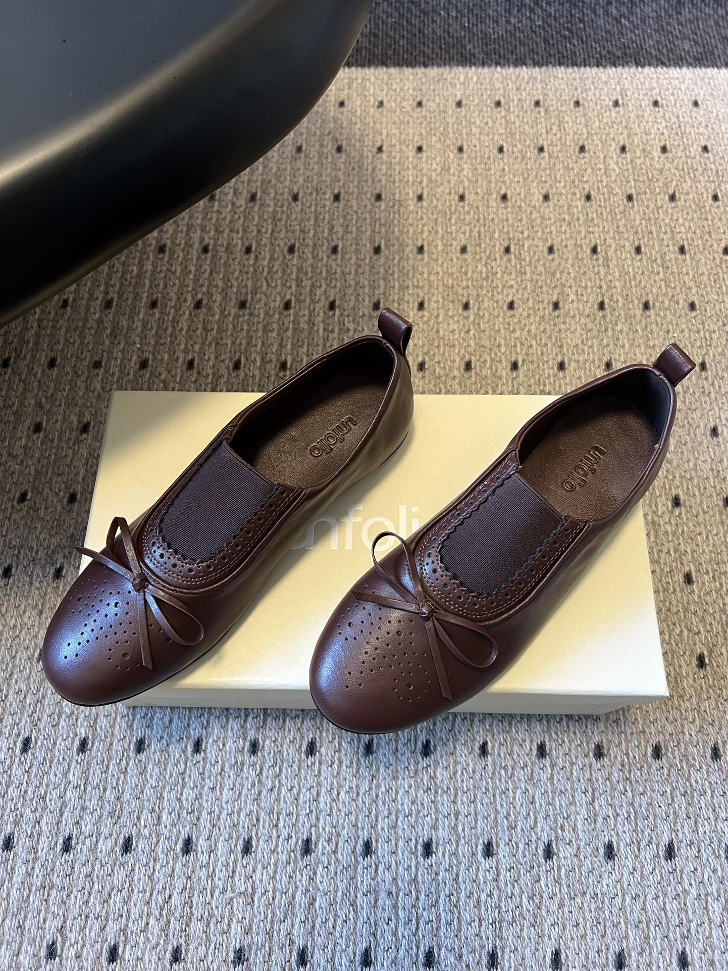 Unfoli*26ss英伦风布洛克雕花蝴蝶结平底鞋单鞋将乐福鞋的慵懒随性与芭蕾舞鞋的柔美精致结合，加入英