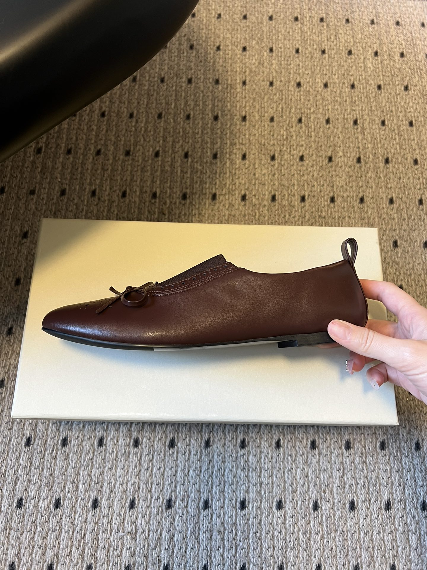 Unfoli*26ss英伦风布洛克雕花蝴蝶结平底鞋单鞋将乐福鞋的慵懒随性与芭蕾舞鞋的柔美精致结合，加入英