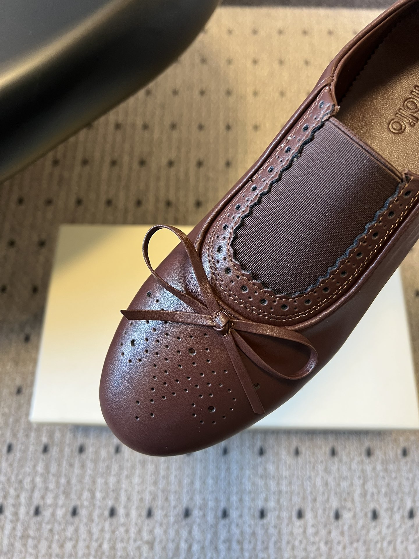 Unfoli*26ss英伦风布洛克雕花蝴蝶结平底鞋单鞋将乐福鞋的慵懒随性与芭蕾舞鞋的柔美精致结合，加入英