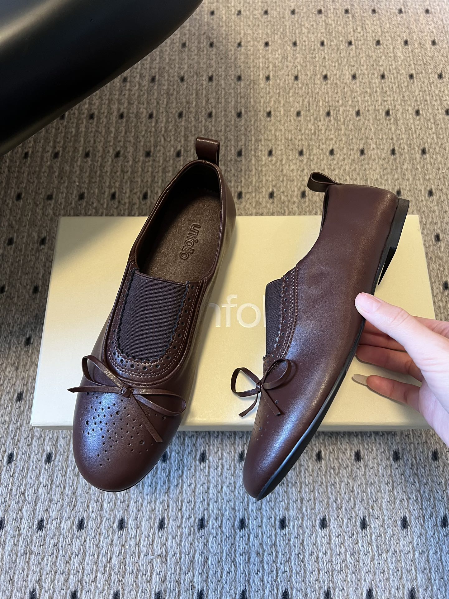 Unfoli*26ss英伦风布洛克雕花蝴蝶结平底鞋单鞋将乐福鞋的慵懒随性与芭蕾舞鞋的柔美精致结合，加入英