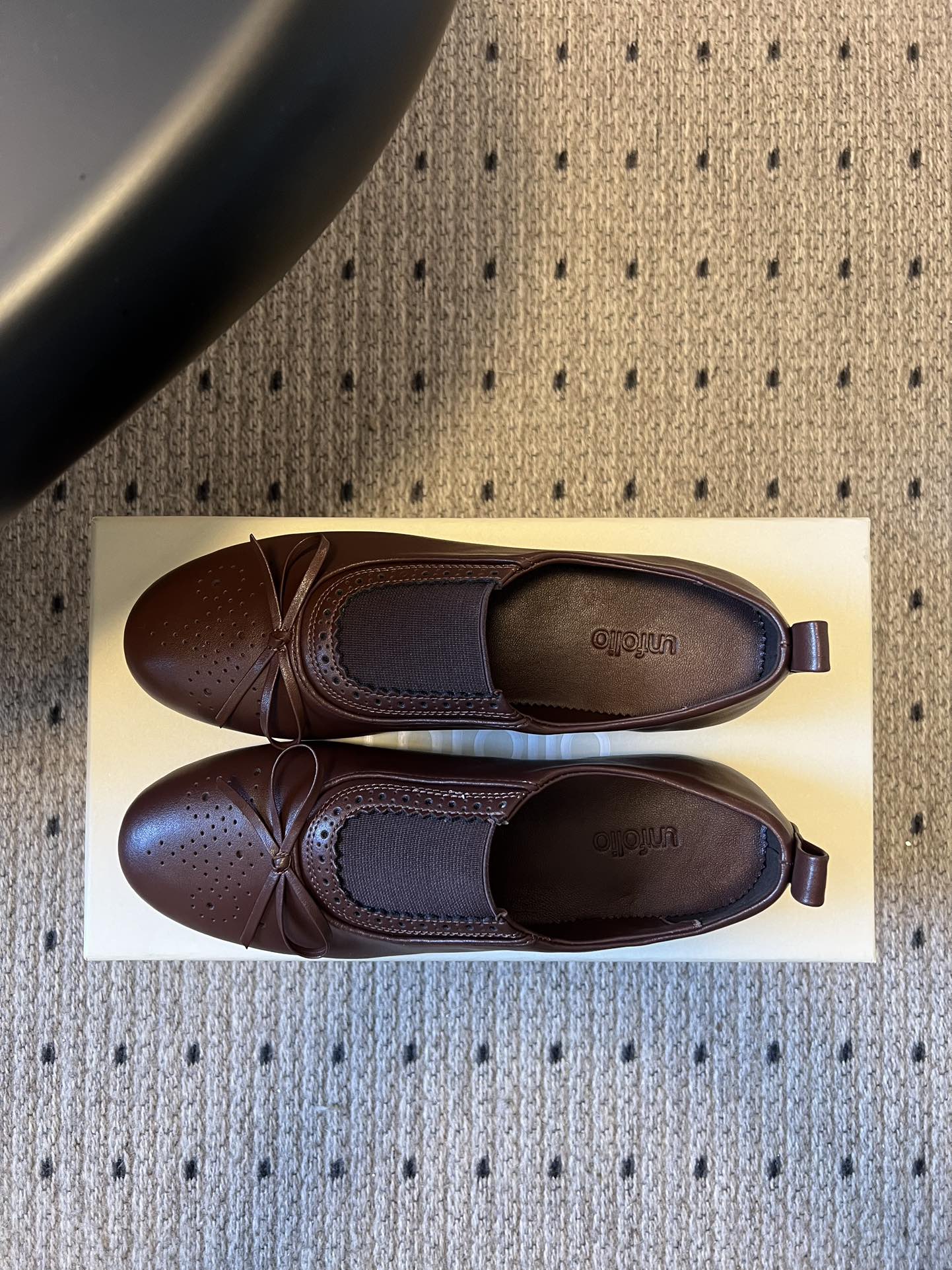 Unfoli*26ss英伦风布洛克雕花蝴蝶结平底鞋单鞋将乐福鞋的慵懒随性与芭蕾舞鞋的柔美精致结合，加入英