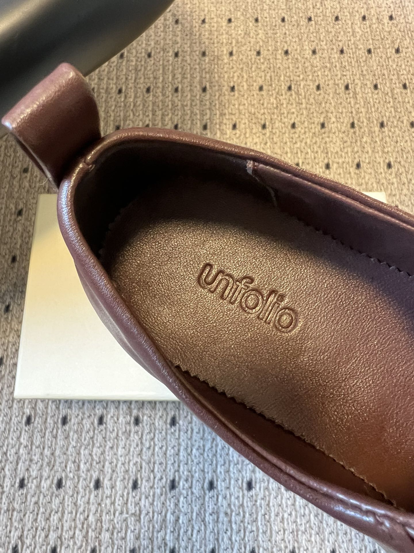 Unfoli*26ss英伦风布洛克雕花蝴蝶结平底鞋单鞋将乐福鞋的慵懒随性与芭蕾舞鞋的柔美精致结合，加入英