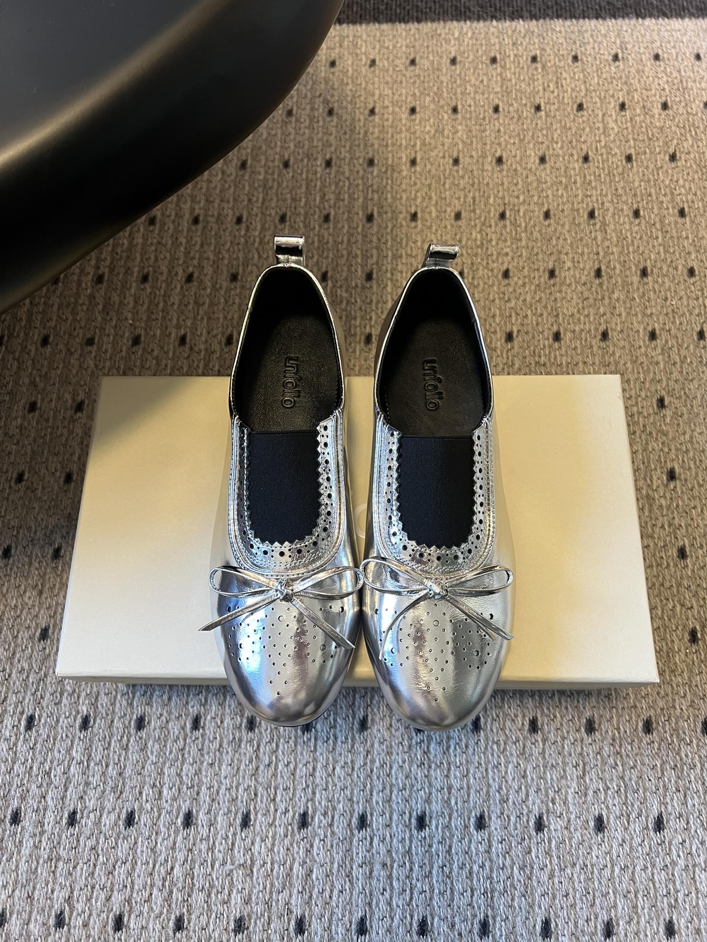 Unfoli*26ss英伦风布洛克雕花蝴蝶结平底鞋单鞋将乐福鞋的慵懒随性与芭蕾舞鞋的柔美精致结合，加入英