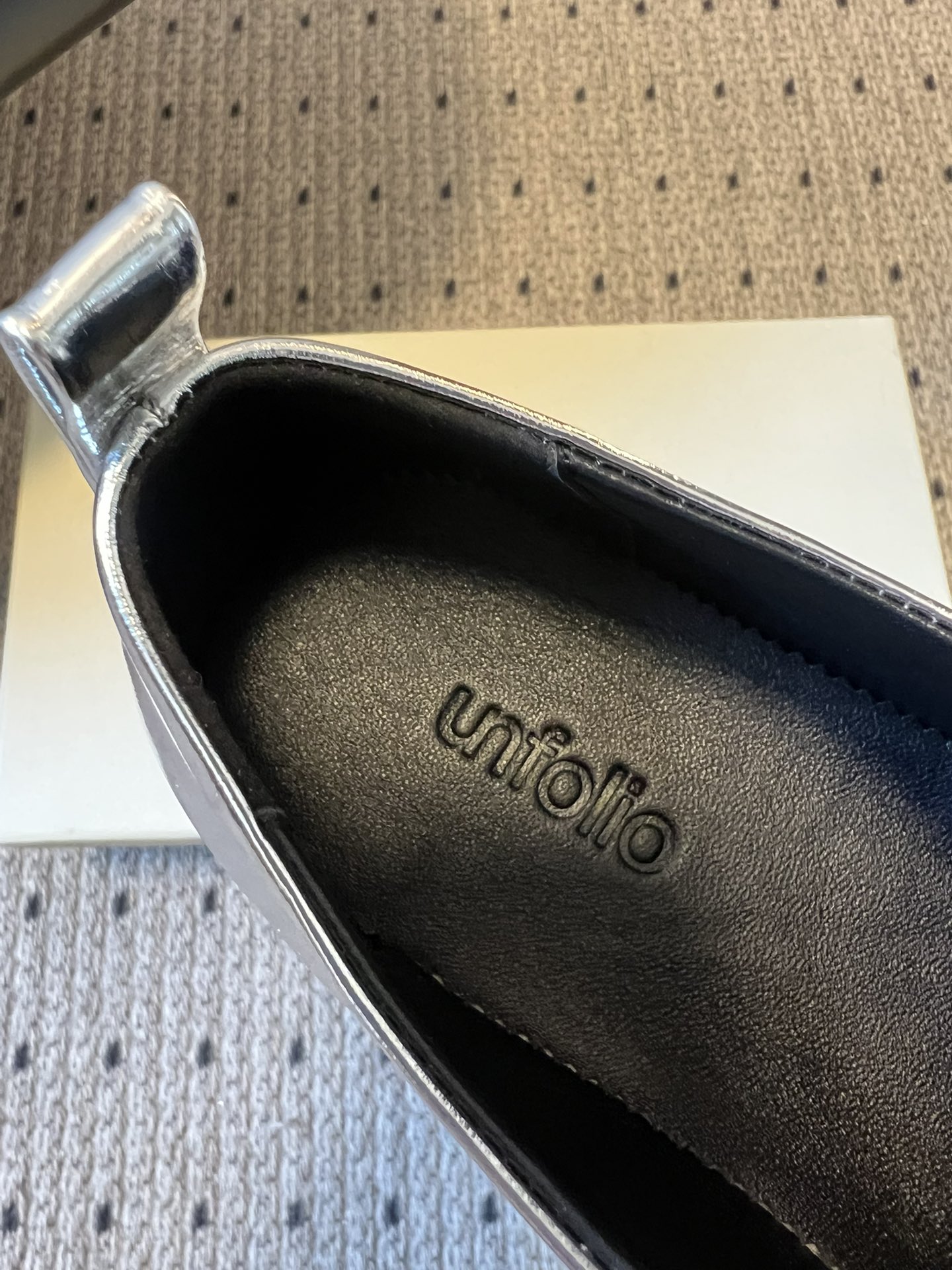 Unfoli*26ss英伦风布洛克雕花蝴蝶结平底鞋单鞋将乐福鞋的慵懒随性与芭蕾舞鞋的柔美精致结合，加入英