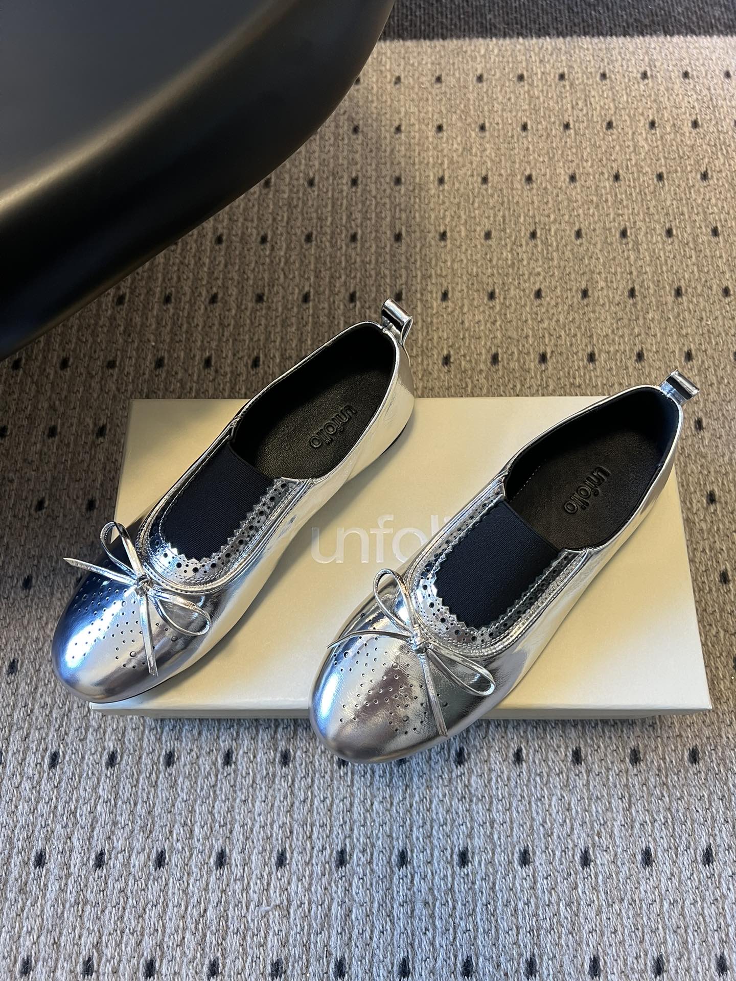 Unfoli*26ss英伦风布洛克雕花蝴蝶结平底鞋单鞋将乐福鞋的慵懒随性与芭蕾舞鞋的柔美精致结合，加入英