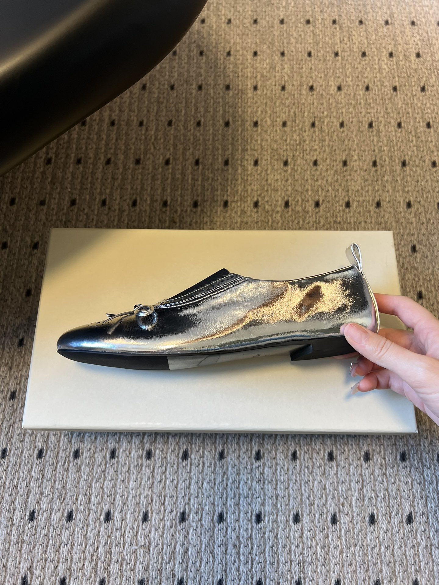 Unfoli*26ss英伦风布洛克雕花蝴蝶结平底鞋单鞋将乐福鞋的慵懒随性与芭蕾舞鞋的柔美精致结合，加入英