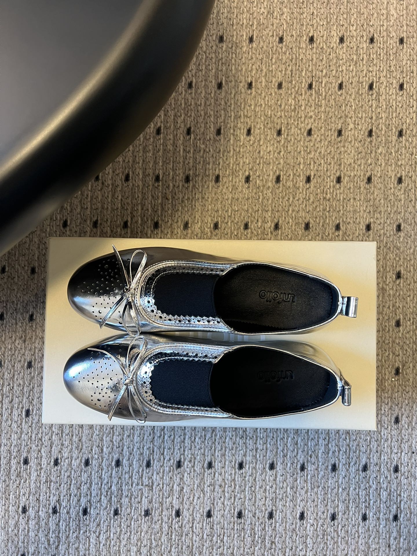 Unfoli*26ss英伦风布洛克雕花蝴蝶结平底鞋单鞋将乐福鞋的慵懒随性与芭蕾舞鞋的柔美精致结合，加入英