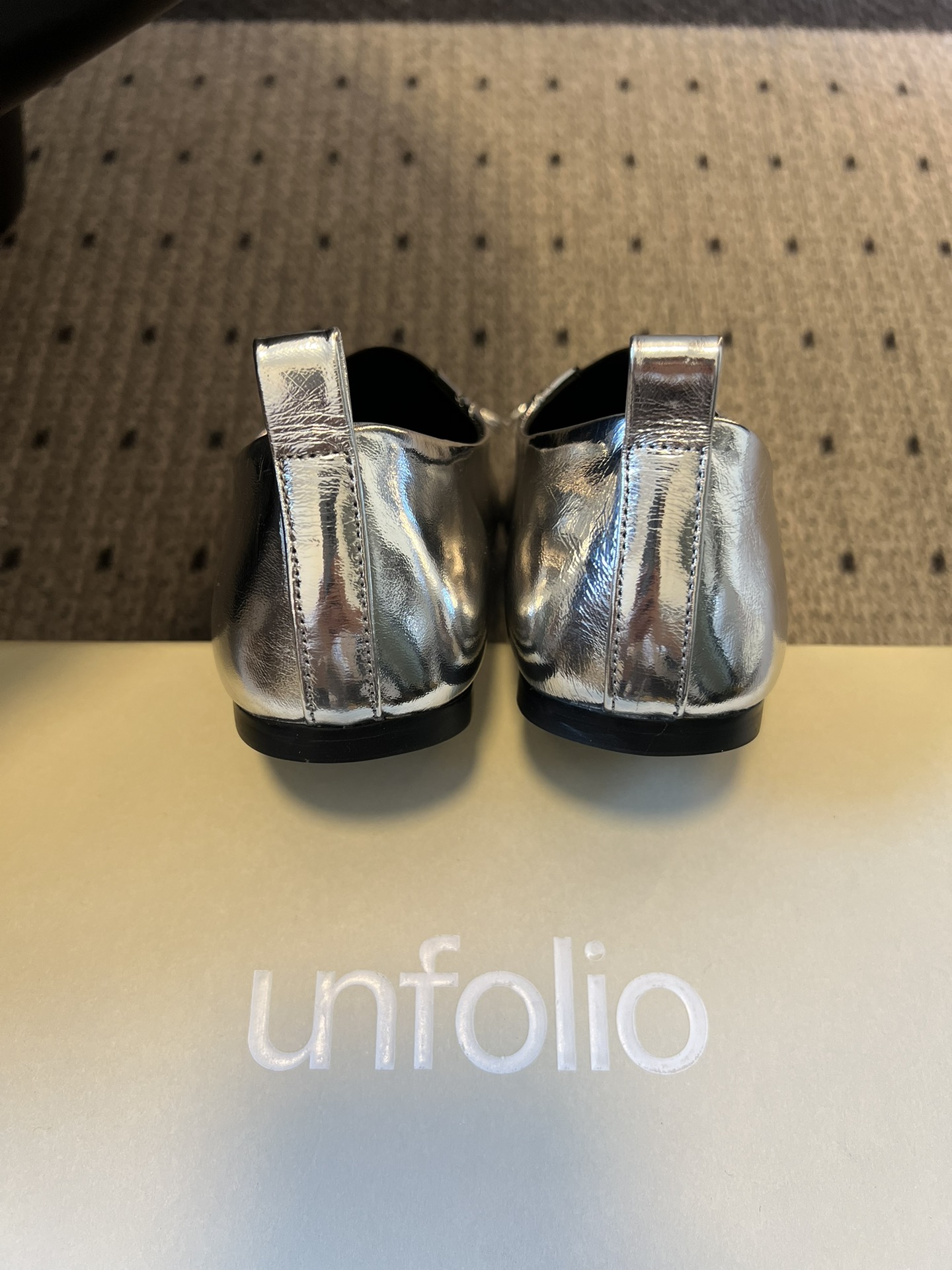 Unfoli*26ss英伦风布洛克雕花蝴蝶结平底鞋单鞋将乐福鞋的慵懒随性与芭蕾舞鞋的柔美精致结合，加入英