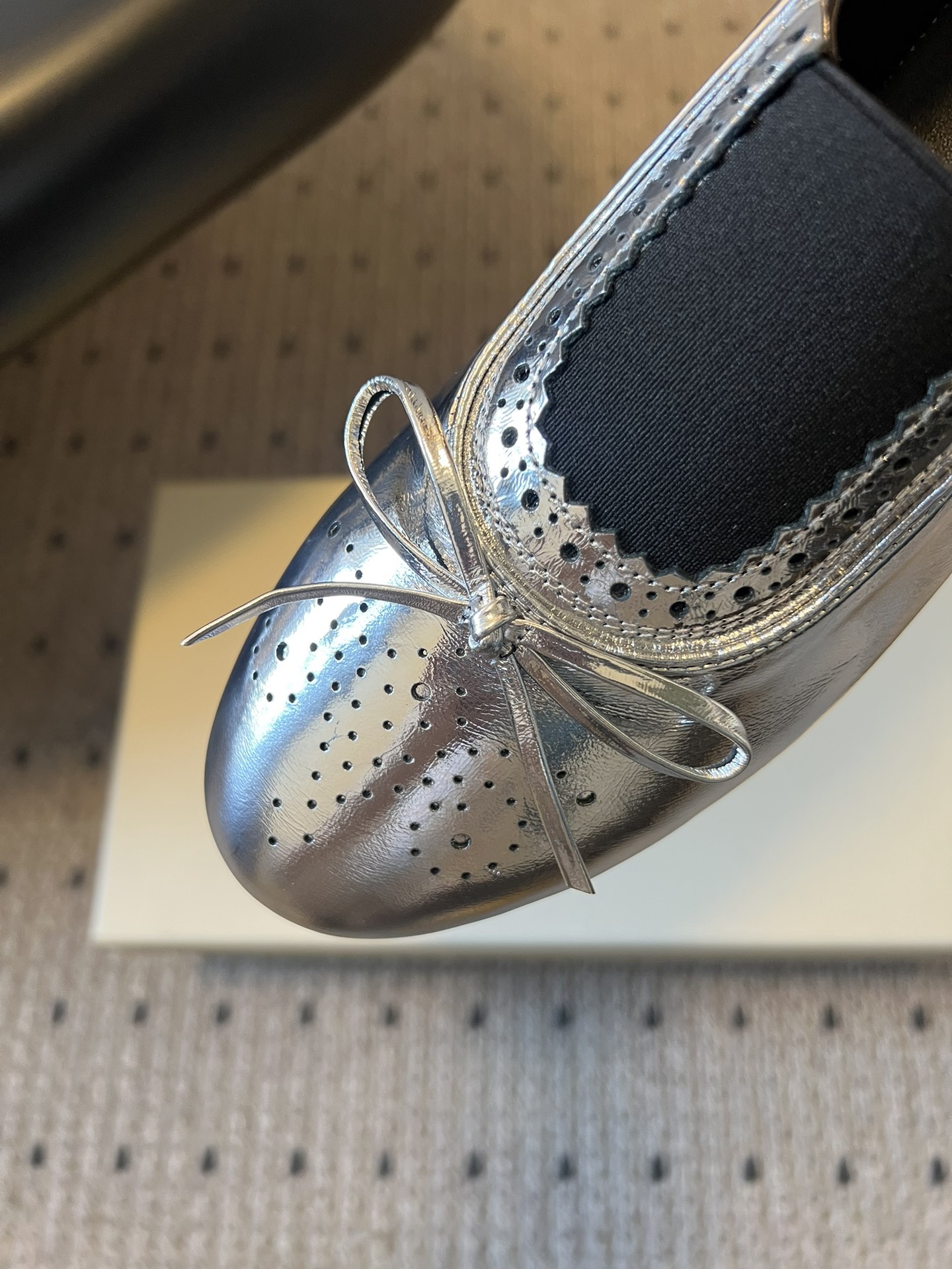 Unfoli*26ss英伦风布洛克雕花蝴蝶结平底鞋单鞋将乐福鞋的慵懒随性与芭蕾舞鞋的柔美精致结合，加入英