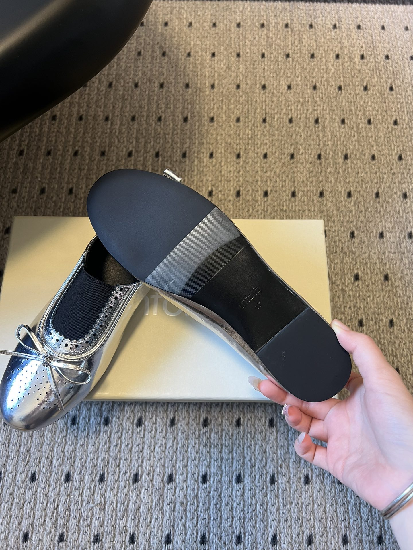 Unfoli*26ss英伦风布洛克雕花蝴蝶结平底鞋单鞋将乐福鞋的慵懒随性与芭蕾舞鞋的柔美精致结合，加入英