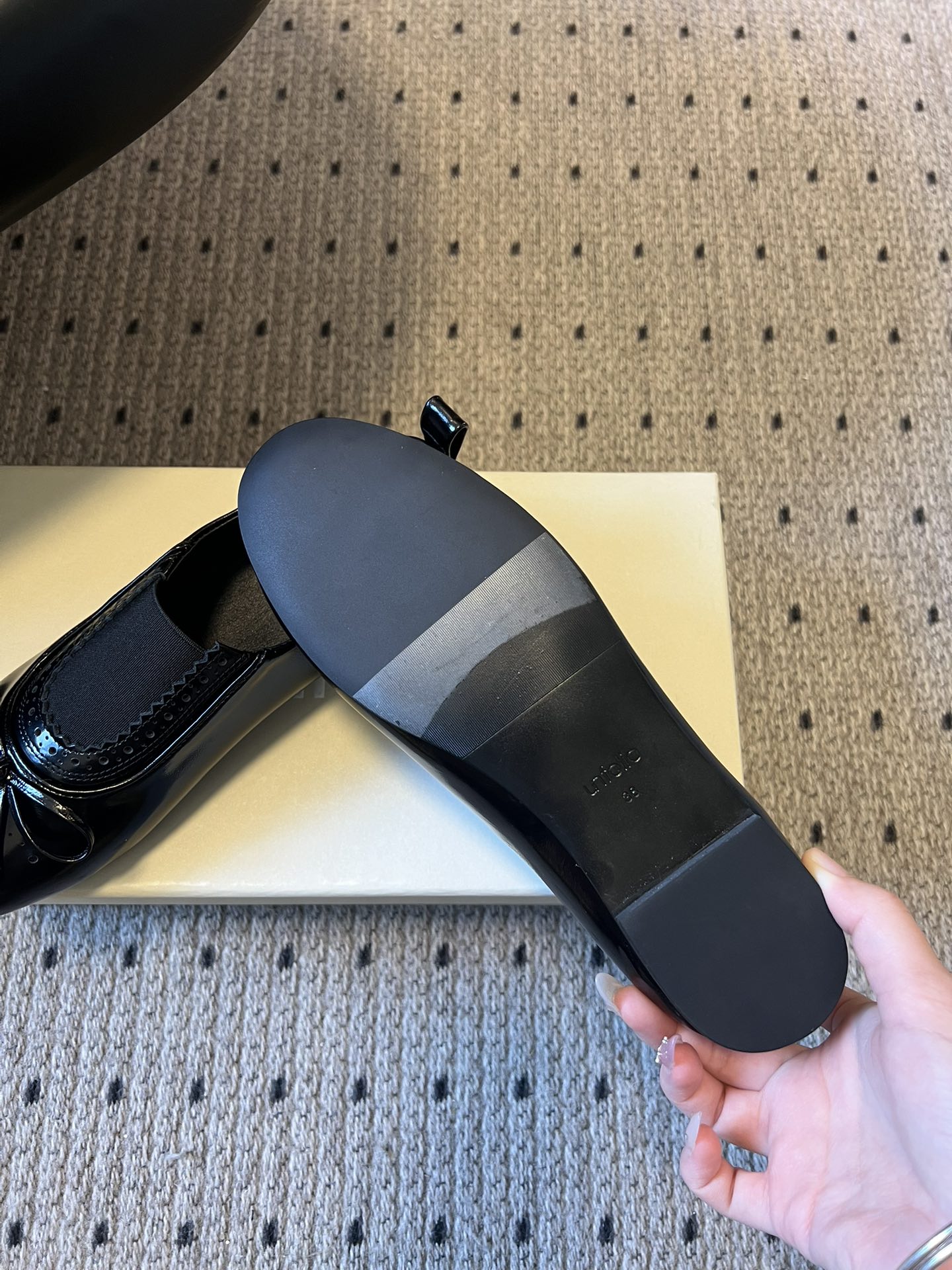 Unfoli*26ss英伦风布洛克雕花蝴蝶结平底鞋单鞋将乐福鞋的慵懒随性与芭蕾舞鞋的柔美精致结合，加入英