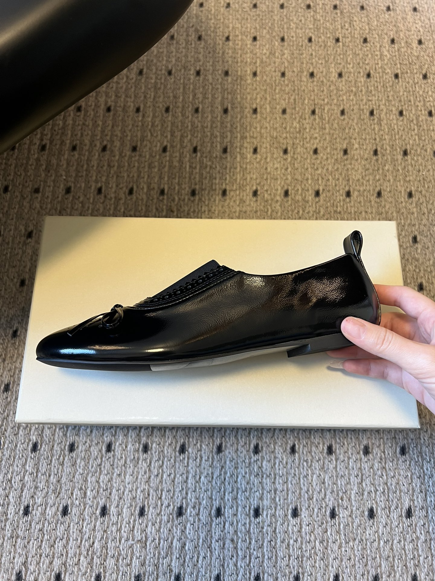 Unfoli*26ss英伦风布洛克雕花蝴蝶结平底鞋单鞋将乐福鞋的慵懒随性与芭蕾舞鞋的柔美精致结合，加入英