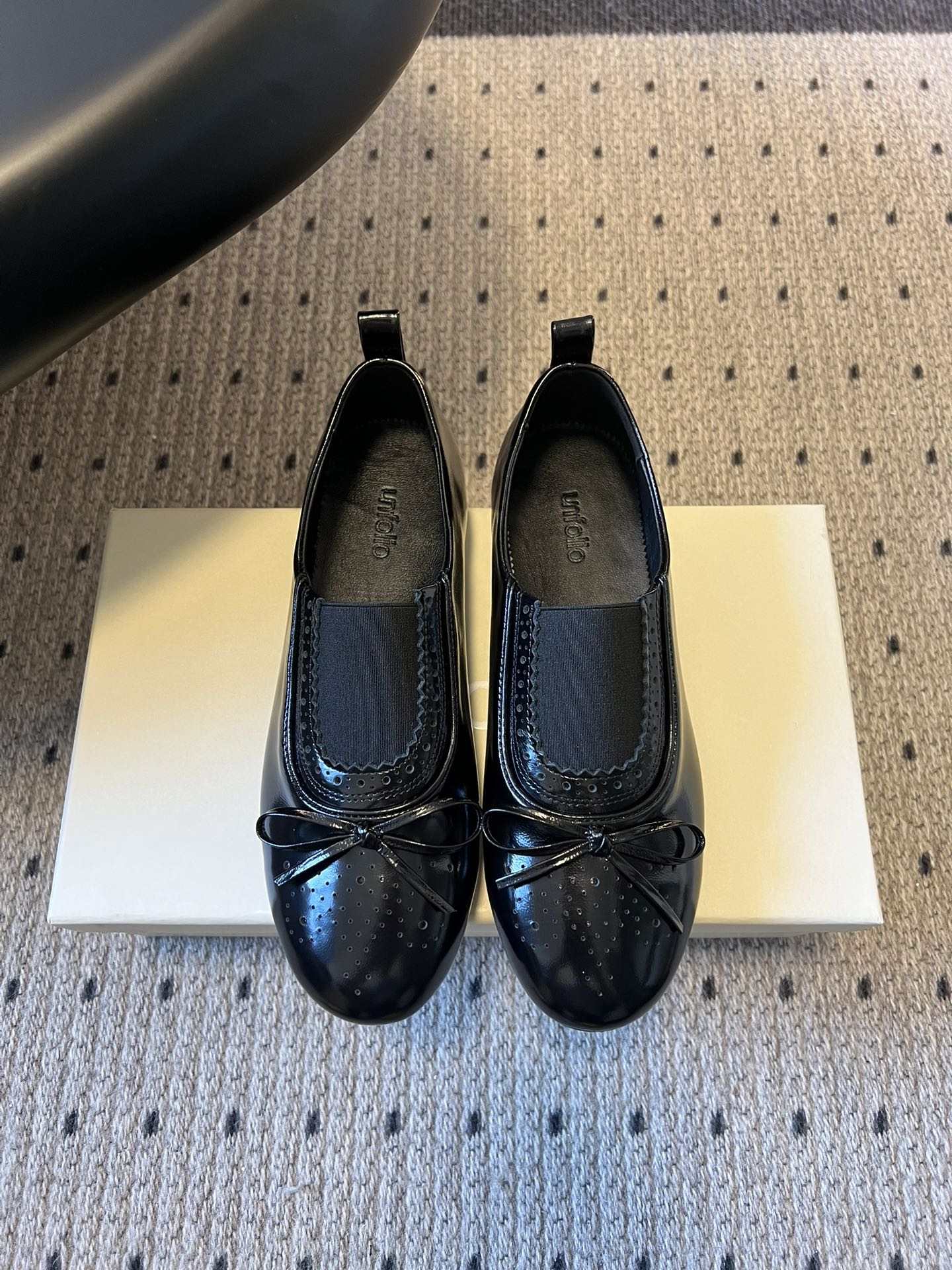 Unfoli*26ss英伦风布洛克雕花蝴蝶结平底鞋单鞋将乐福鞋的慵懒随性与芭蕾舞鞋的柔美精致结合，加入英